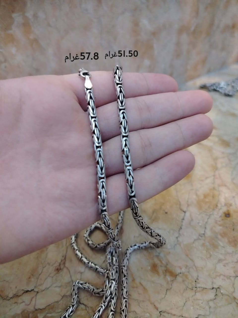 سلام عليكم فضه اصلي عيار 925 سعر الغرام نهايته ب 3500  مكاني بلديات وهذا رقمي ***********يوجود توصيل

نص مكتوب في الصور:
- 40 غرام
- زنجيل 83 غرام
- 51.50 غرام 57.8 غرام