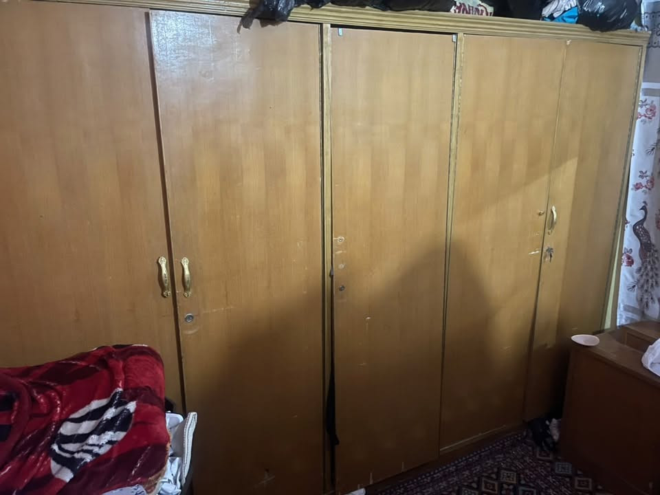 ثلاجه حمره حجم وسط نظيفه استعمال موسمين فقط بابها جام 140 وبيها مجال
كنتور 5 ابواب ب70 وبيه مجال 
ميز طعام يتكبر ويتصغر زجاج مع 5 كراسي فقط الكراسي يرادلهن شويه ترتيب ب50 وبيه مجال 
ثلاجه بيضاء حجم كبير نظيفه سعرها 120 وبيها مجال

***********
