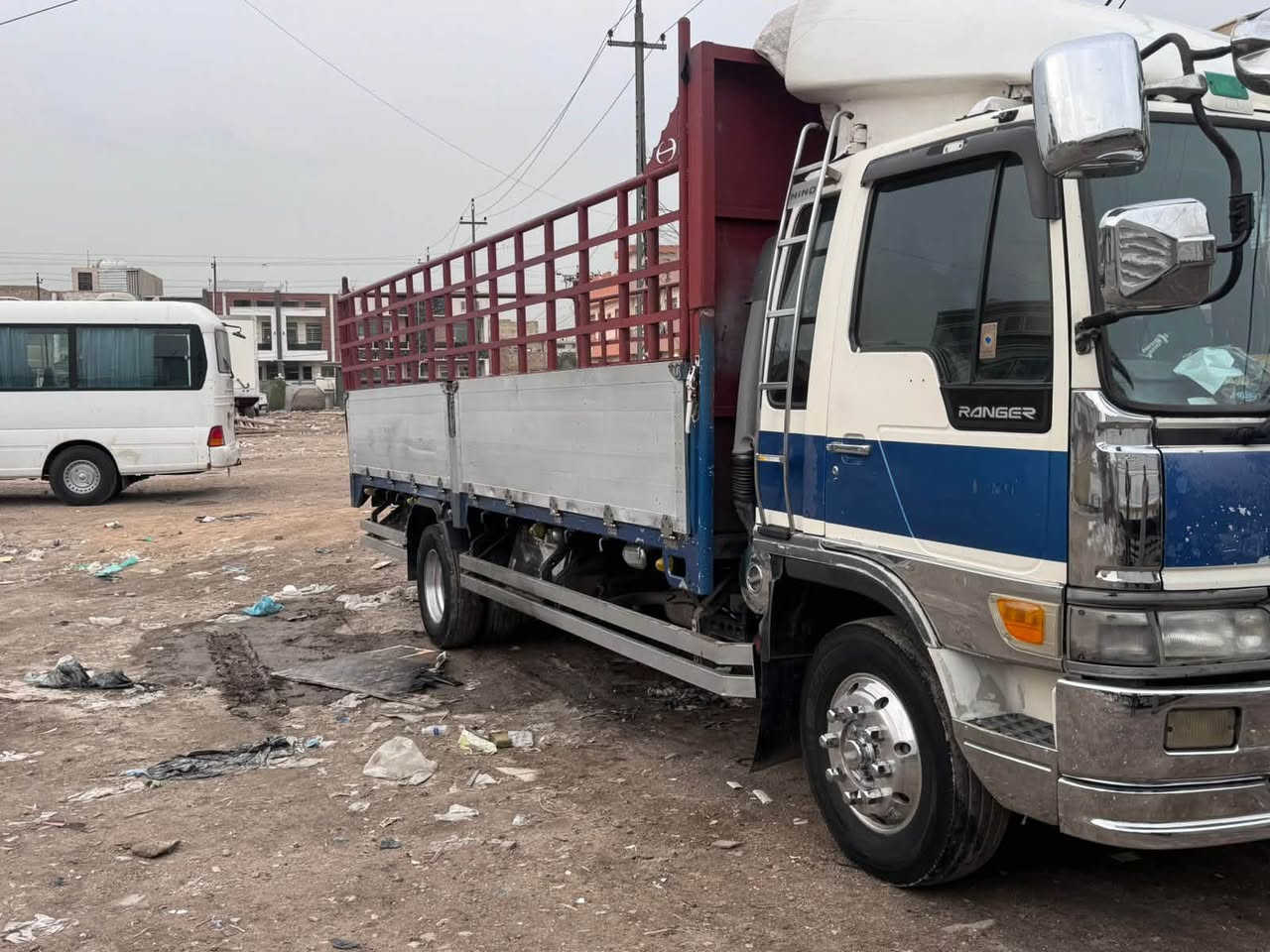 ‏سلام عليكم هينو انكر للبيع موديل 97 /8برغي مكينه 80  سياره باسمي كأمره على بك تخم تاير سياره جاهزه رقم بغداد مكان السياره بغداد 
رقم الهاتف ***********
