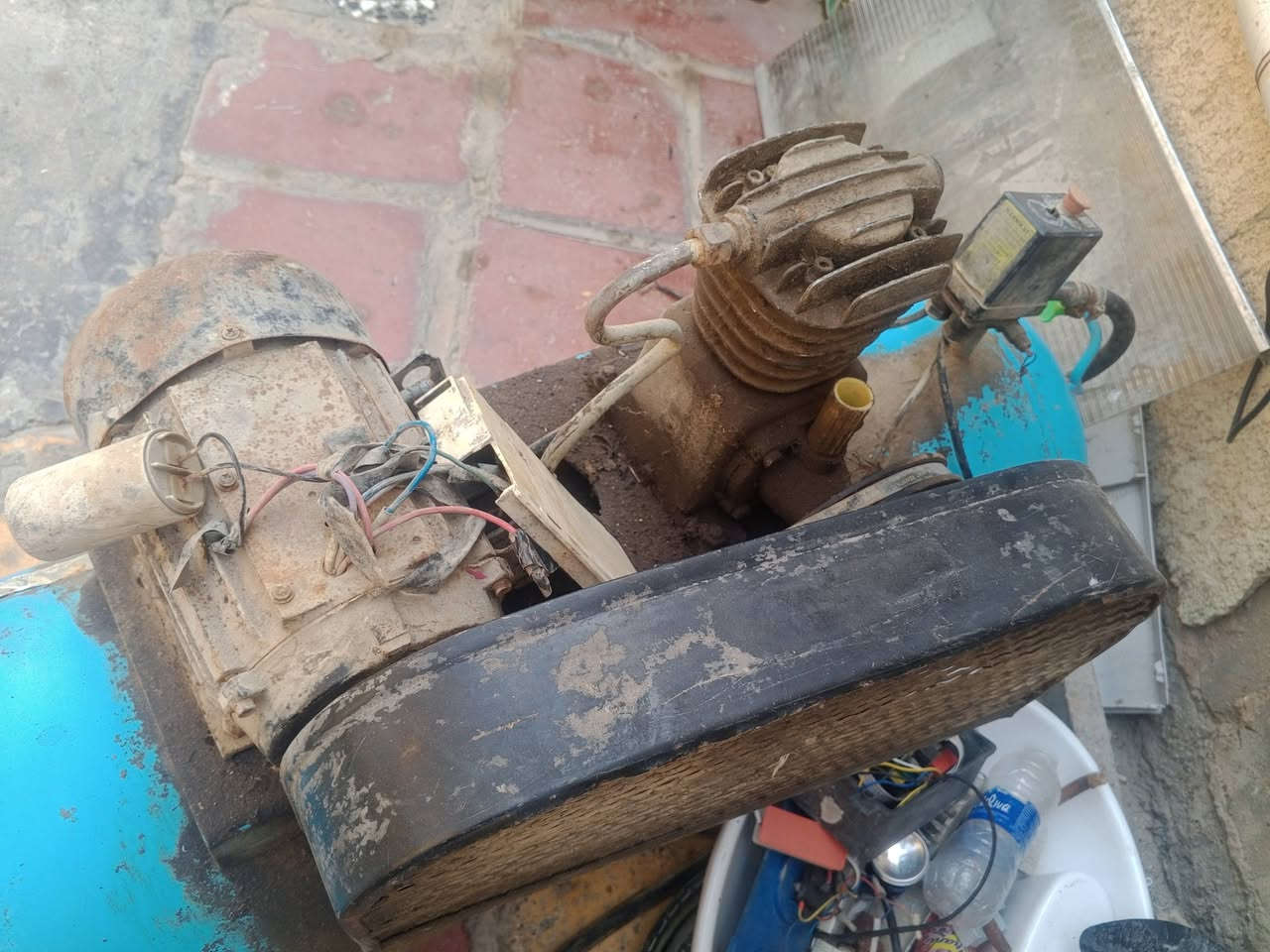 كمبريسر شغال عوزه بس ترتيب الوايرات السعر 140بغداد حي السفير ***********
