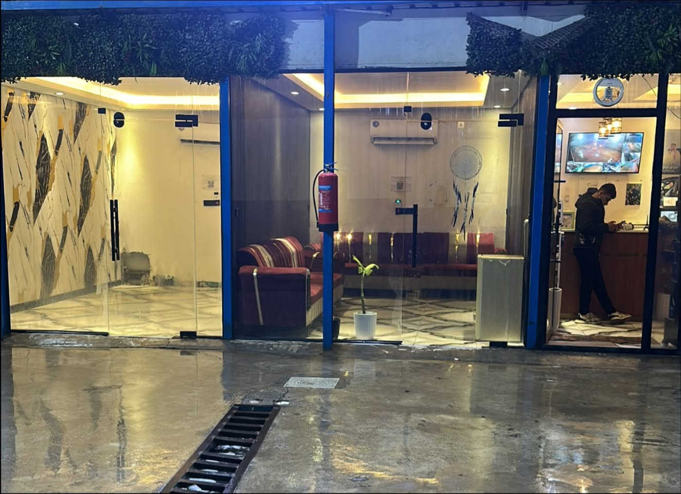 السلام عليكم
عندي جام خانه وقواطع وجام مقطع وباب حمام 
بيع شلع المشروع تعزل وجاهزات مفتوحات جام خانه مكاتب عدد 2 وجام قواطع طول 12متر وباب حمام متر وربع المكان الدوره البوعيثه ***********بيع سريع مفتوح وجاهز بس تحميل
