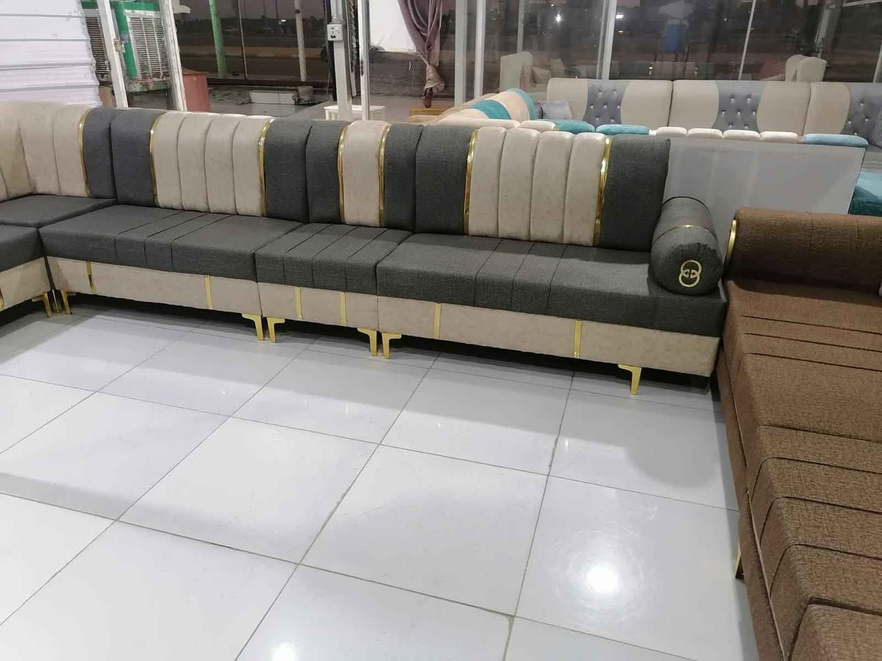 ديوان يشغل مسافة سبع امتار ع شكل حرف L متوفر اكثر من موديل أشتغل ع المتر العنوان العزه القديمه قرب التارتان ع الدجيلي للأستفسار  *********** واتساب دهل اوران, واسط
