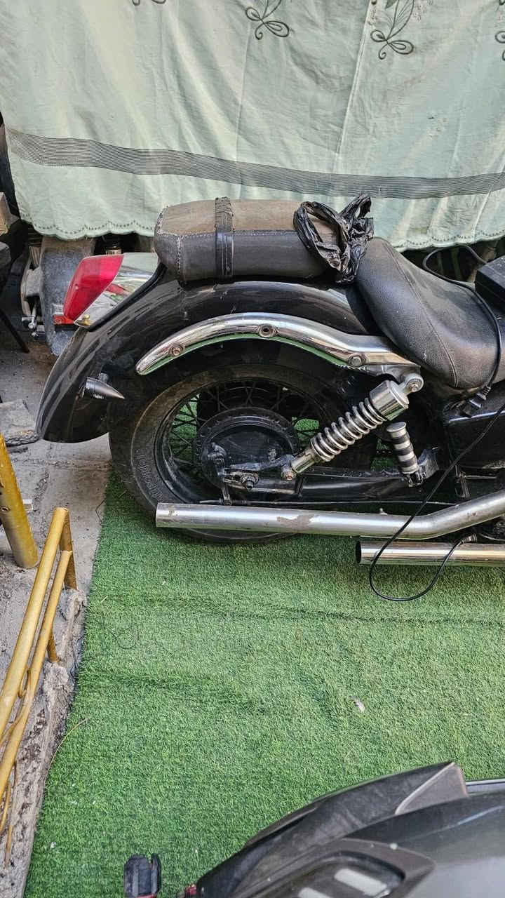 (السلام عليكم)
Honda shadow  400 cc✅️
المحرك شغال و مفول✅️
الكابريتر نظيف✅️
المروحه تشتغل✅️
ماي الراديتر و الدهن جديدات✅️
العيوب البيها ضربه بل تانكي و الدشبول ميشتغل و تبديل شخاطه 
السعر (750) الف دينار و بيها مجال بسيط
المكان : بغداد الوزيريه
للاستفسار:***********
