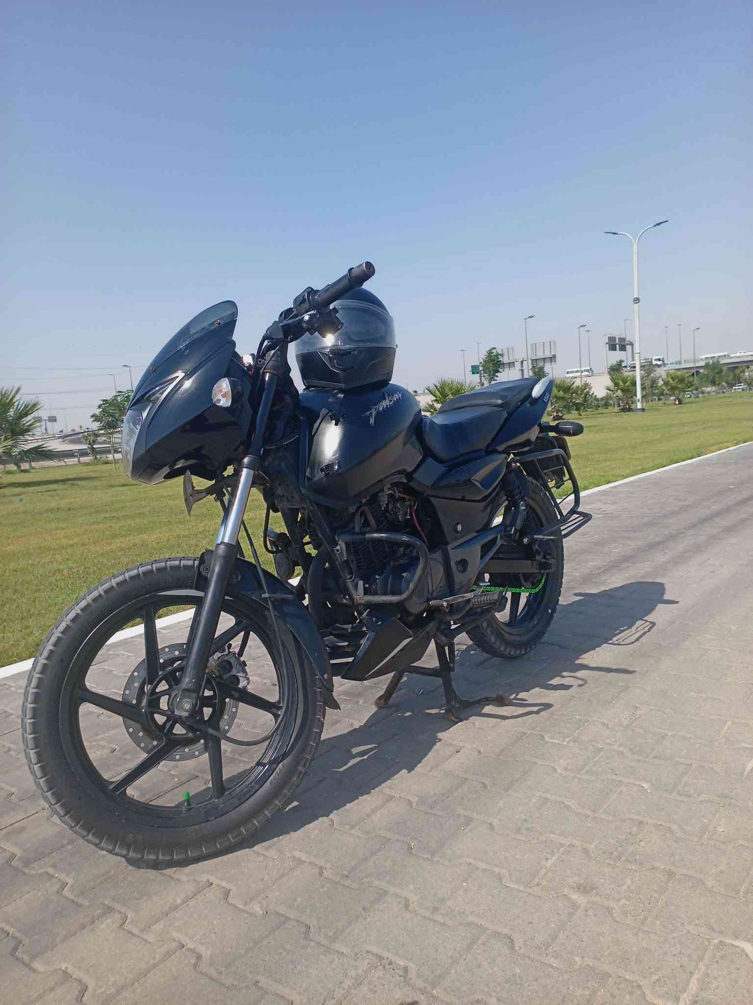 السلام عليكم
بولسر باجاج هندي للبيع محرك150cc بيها خيط تبخير قليل 
موديل 21 سنويه تحويل ثاني يوم 
الدراجه نضيفه بيها نواقص قليله اليجي اكله عليهن وبخدمته 
***********
السعر 1.550
وبيها مجال الشراي بخدمته

