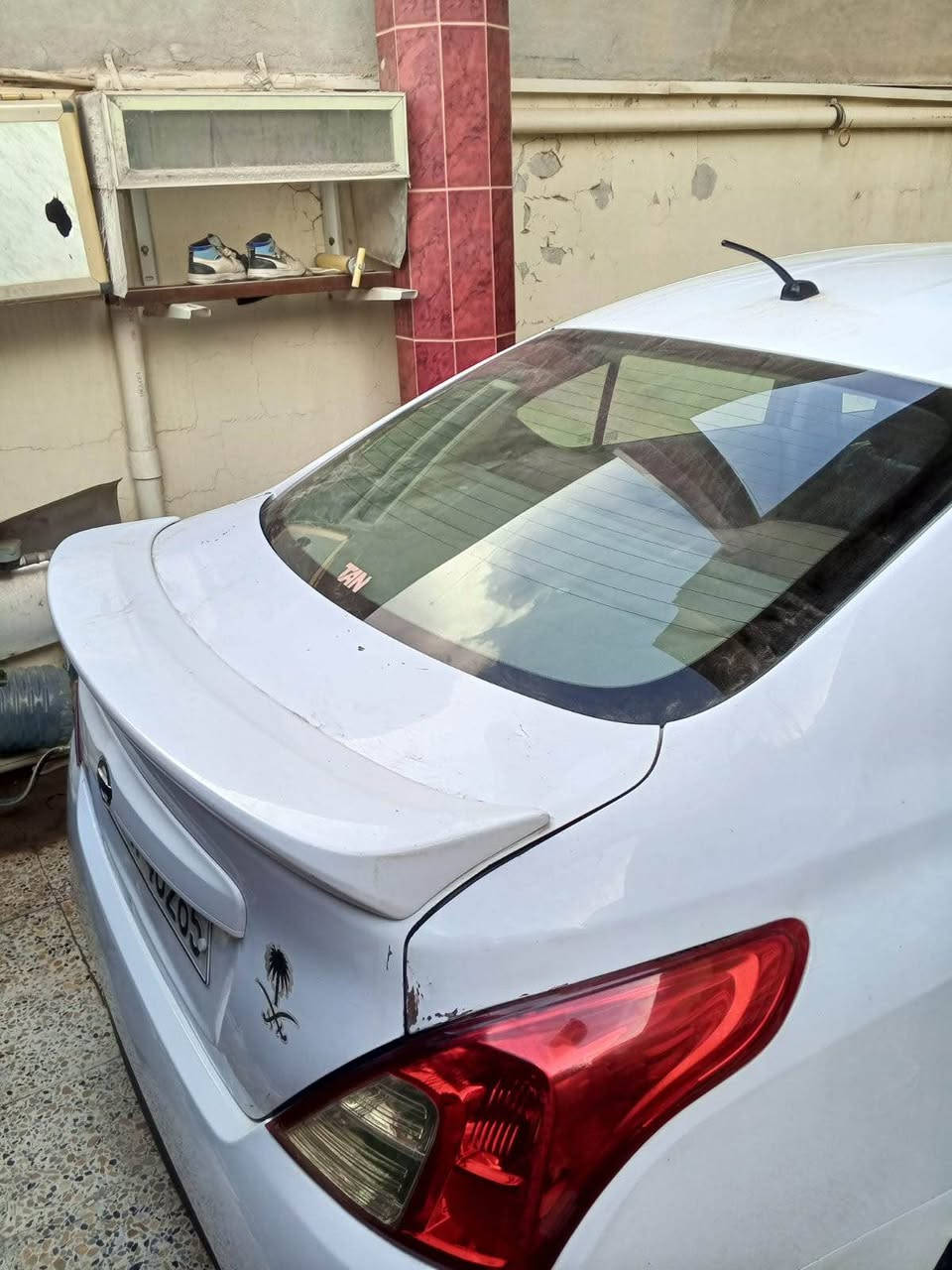 نیسان سەنی 2018
سەنەوی و ژینگە نوییە
گیر مەکینە تەبرید وەکالە بە ناوکردن بەشەرت
دوو نیو دەرگا بۆیاغ بێ ناوگرتن بێ ئیرباگ 
جەمپێ خەفیفی پشتەوەی هەیە بێ ناوگرتن
سعری ٨٩ مەجالێکی کەم
***********
سەیارەکە لە هەولیرە أربيل, العراق
