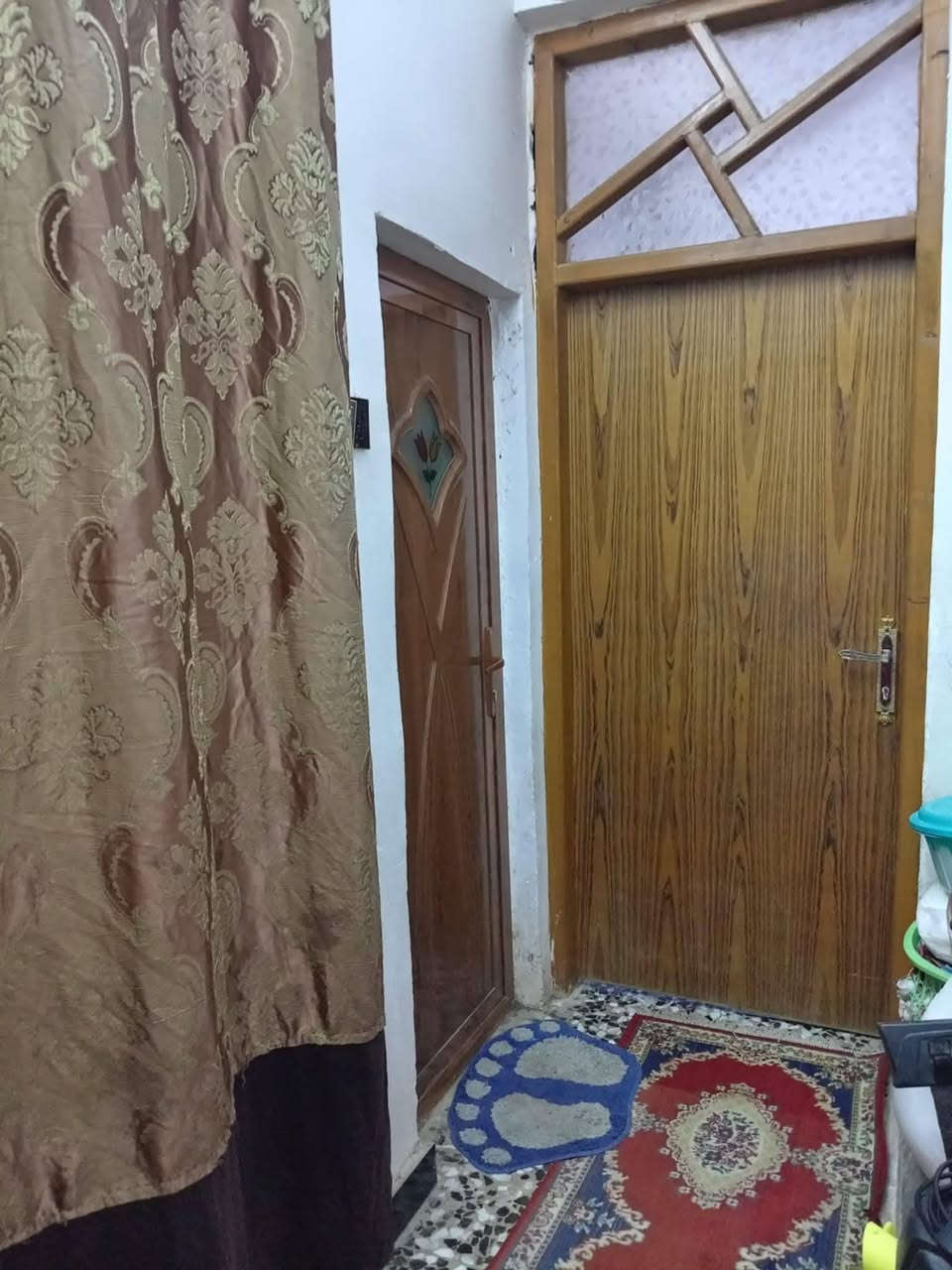 بيت للبيع مستعجل على بعيته بالامانه الزعفراني مقابيل اسواق الرحمان طابو صرف سند اصلي عندي مساحته 62 واجهة 5في 12ونص بي تشجير لابو البيت مساحته 50 متر مربع بيت بي غرفه نوم واحدة واستقبال ومطبخ وصحيات يرهم لعائله صغير  شارع تبليط سعره 80 بي مجال رقم الهاتف *********** بي واتساب والشراي يجي يشتري لا يشلع كلبي
