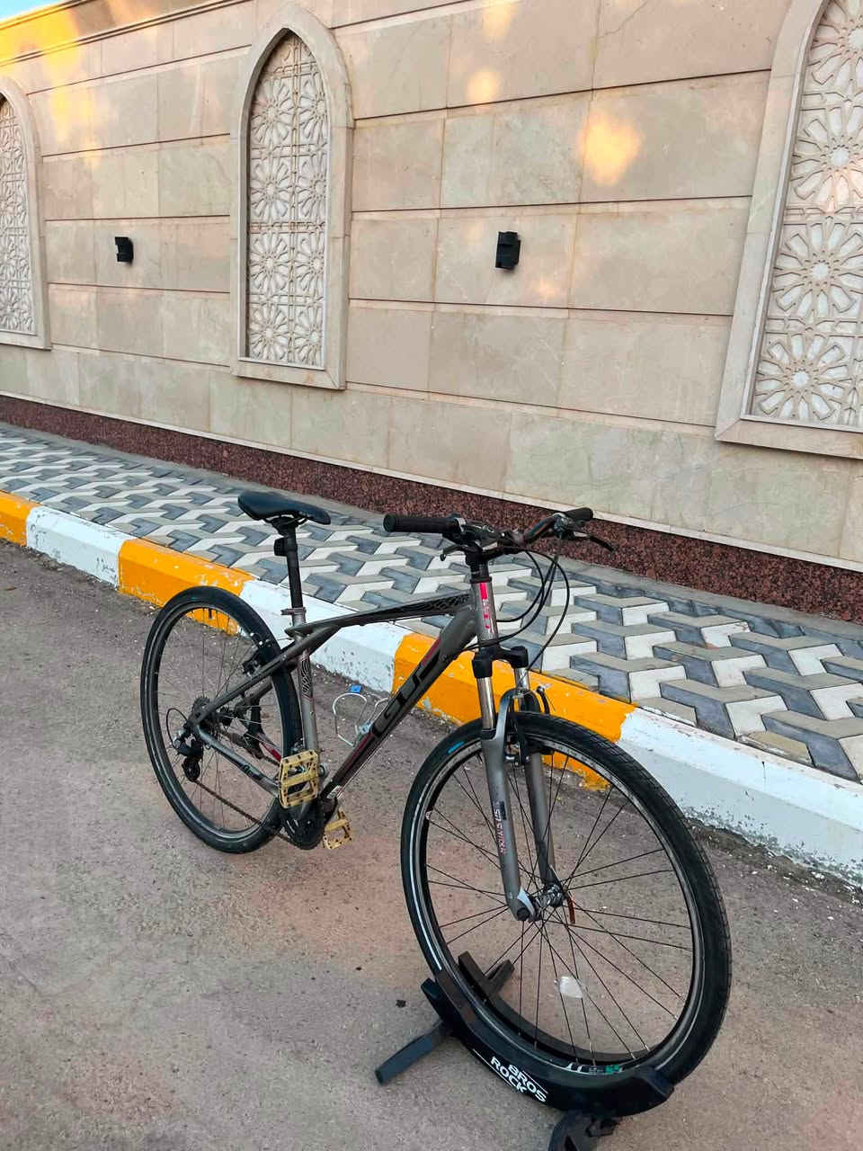 السلام عليكم 
للبيع دراجه من ماركة GT الامريكيه 
حجم الدراجه 27.5 
القياس M ميديم 
سستم الدراجه من ماركة شيمانو فئه التوس 
تايرات شوالبي 
معدن الدراجه ألمنيوم 

الدراجه كلها على وضع الحاويه و مملعوب بيها و كلها قطعه وحده على وضع الشركة 

السعر250 
مكاني بغداد زيونه 
هاتف *********** 
متوفر توصيل لجميع محافظات العراق
