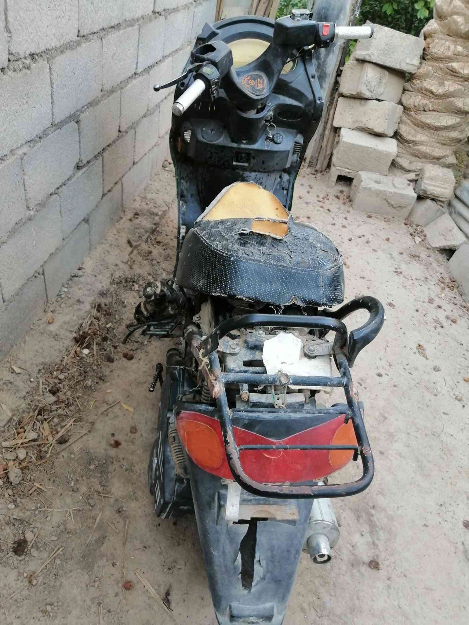 سلام عليكم عندي هاي دراجه سرعه ١٦٠ بيع على واقع حال ردلهه تجفيت سعر ١٠٠ يحب يتفضل خاص دللو مكان ناحيه سلام سراجق
