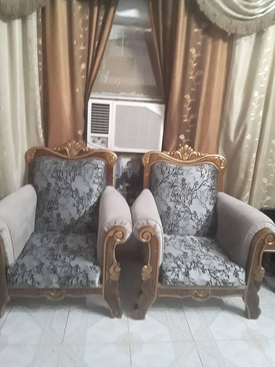تخم عشره مقاعد نضيف مع ميز تلفزيون ركن تزكام سعر ٢٥٠ مجال قليل ***********
