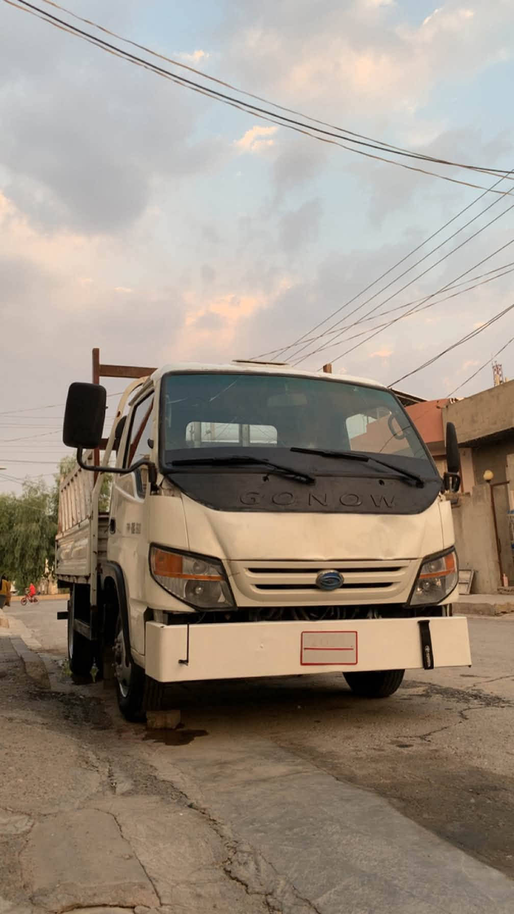 بۆ فرۆشتن  جۆری سەیارەکە گۆناوە سینیە (حلوجە) سیارەکە ٦ تایەی لۆکی لە ژێرە ٢٠١٢ چوار پستۆنە  چەمچەو بۆدی جوانی پێیەوە مەکینەی دوکەڵئ هەیە لە فیدۆیەکە دیارە ئیتر من ئاوا ئەی فرۆشم نرخی ٢٥ گەڵاو مەحامەلە ژمارەی خاوەنئ ٤٩ ٨٩ ٧٠٦ ٠٧٥٠
