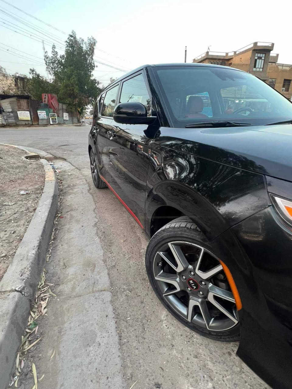 🚗 كيا صول 2020 GT-Line للبيع
​الوارد: أمريكي
اللون: أسود
رقم :بغداد 
المحرك: 2000 دوش (DOHC)
​الضرر: ضربة جاملغ جهة السائق
السعر: 127 ورقة ($12,700) — قابل للتفاوض البسيط للجادين
​✨ أبرز المواصفات:
​🔑 تشغيل بصمة
​☀️ فتحة سقف
​👁️ نقطة عمياء (Blind Spot Monitor)
​🛣️ نظام تحديد ورادار مسار
​🛑 توقف ذاتي عند الطوارئ
​⚖️ مانع انزلاق (TCS)
​🚗 ثابت / مثبت سرعة (Cruise Control)
​السنوية: مجددة 2026
***********
مكان السيارة بغداد الامين الثانية
