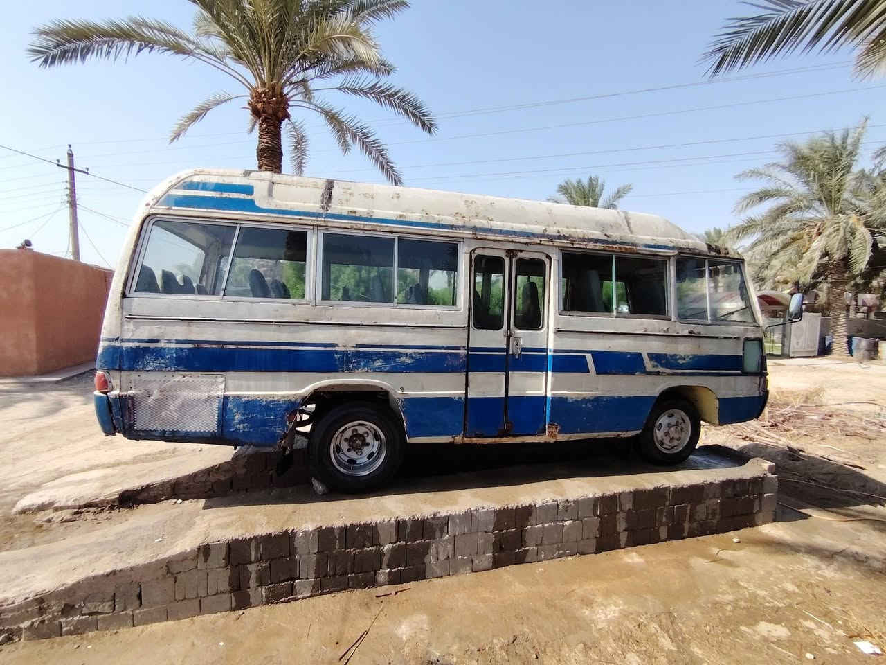 السلام عليكم كوستر للبيع مديل 82 مكينه وكير مال كيه 2701 مجفته جديد لا تنقيص ولا تبخير سياره رقم نينوى احمر كلك اتكفلك سرقه   والعشاير المكان بابل محاويل ناحية الامام السعر 3500 وبيهه مجال الشراي بيه خير ويدلل رقم الهاتف ***********
