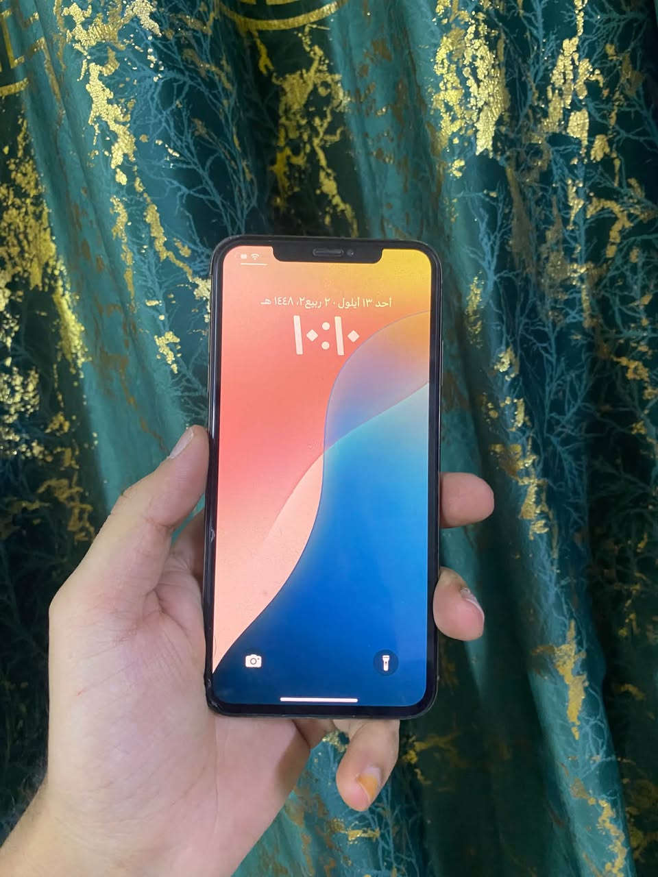 السلام عليكم 
ايفون Xs Max للبيع 📍
ذاكره 256 
بطاريه74🔋
كلشي ممبدل بيه ✅
الضهر كدامكم وبيه ضربه بل شاصي بسيطه 
الجهاز كله شغال نت اتصال صوت كامرات 
السعر 130 وبيه مجال 💵
المكان بغداد رقم واتساب (***********)

نص مكتوب في الصور:
- حول
- القطع والخدمة
- تجمع Apple سجل تاريخ القطع والخدمة، ويعرض السجل معلومات عن هذا الـ iPhone وحالته وتفاصيل إصلاحه.
- معرفة المزيد...
- سجل تاريخ الخدمة
- البطارية
- الخدمة >
- بصمة الوجه
- مشكلة >