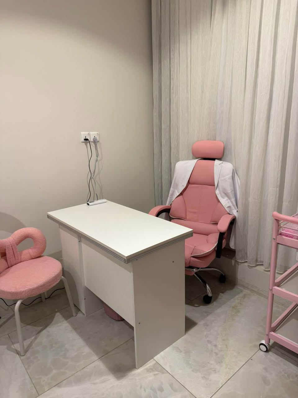 أثاث عيادة تجميل • شبه جديد • زيونة