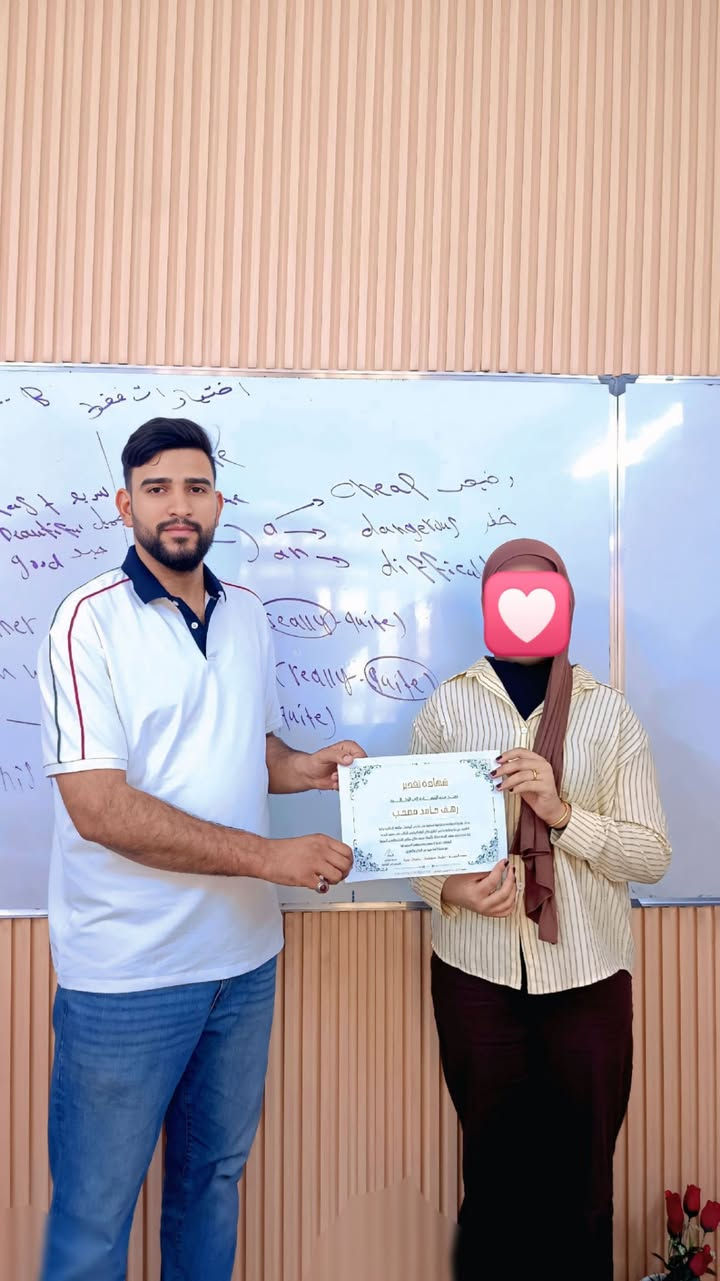مع انطلاقة عامٍ دراسي جديد، تحرص إدارة معهد النخبــــة، ممثّلةً بالأستاذ #محمد_صـلال 
على أن تكون بداية العام حافلةً بالتقدير والتحفيز.

وانطلاقاً من إيماننا بأن تكريم المتفوقين هو تقديرٌ لجهودهم ودافعٌ لهم لمواصلة النجاح، تم تكريم نخبة من طلبتنا المتفوقين من قبل الاساتذه أ. محمد صلال و أ. محمود حسن  ليكون تفوقهم حافزاً لهم ولزملائهم مع بداية عام دراسي جديد حافلٍ بالطموح والإنجاز.

معهد النخبــــة… نكرّم التفوق، ونصنع الدافع نحو المزيد من النجاح.
