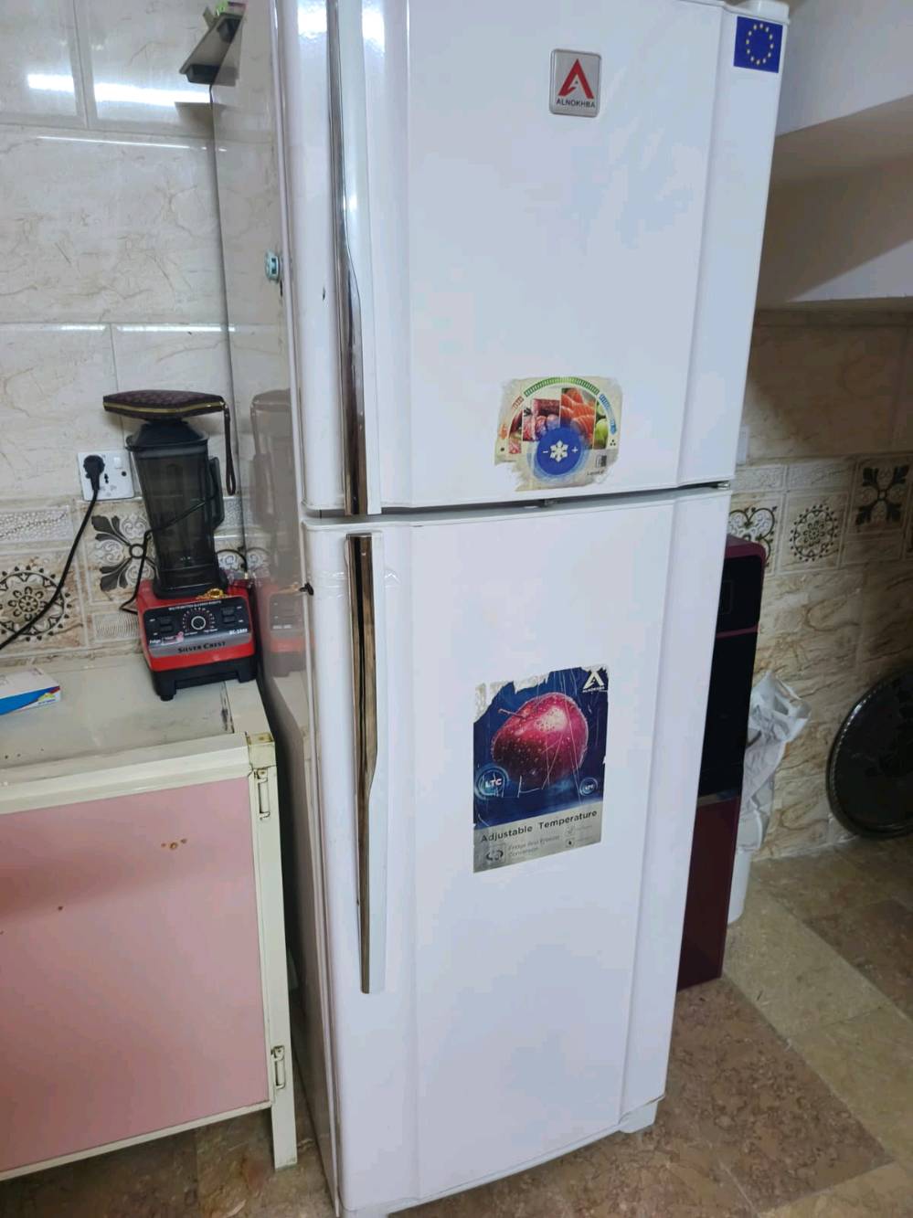 ثلاجة للبيع بيها ثقب وطلع الغاز مالتها الثلاجة جبيرة وجديدة بعدها السعر ١٥٠ وبيها مجال مكاني بغداد الحبيبية