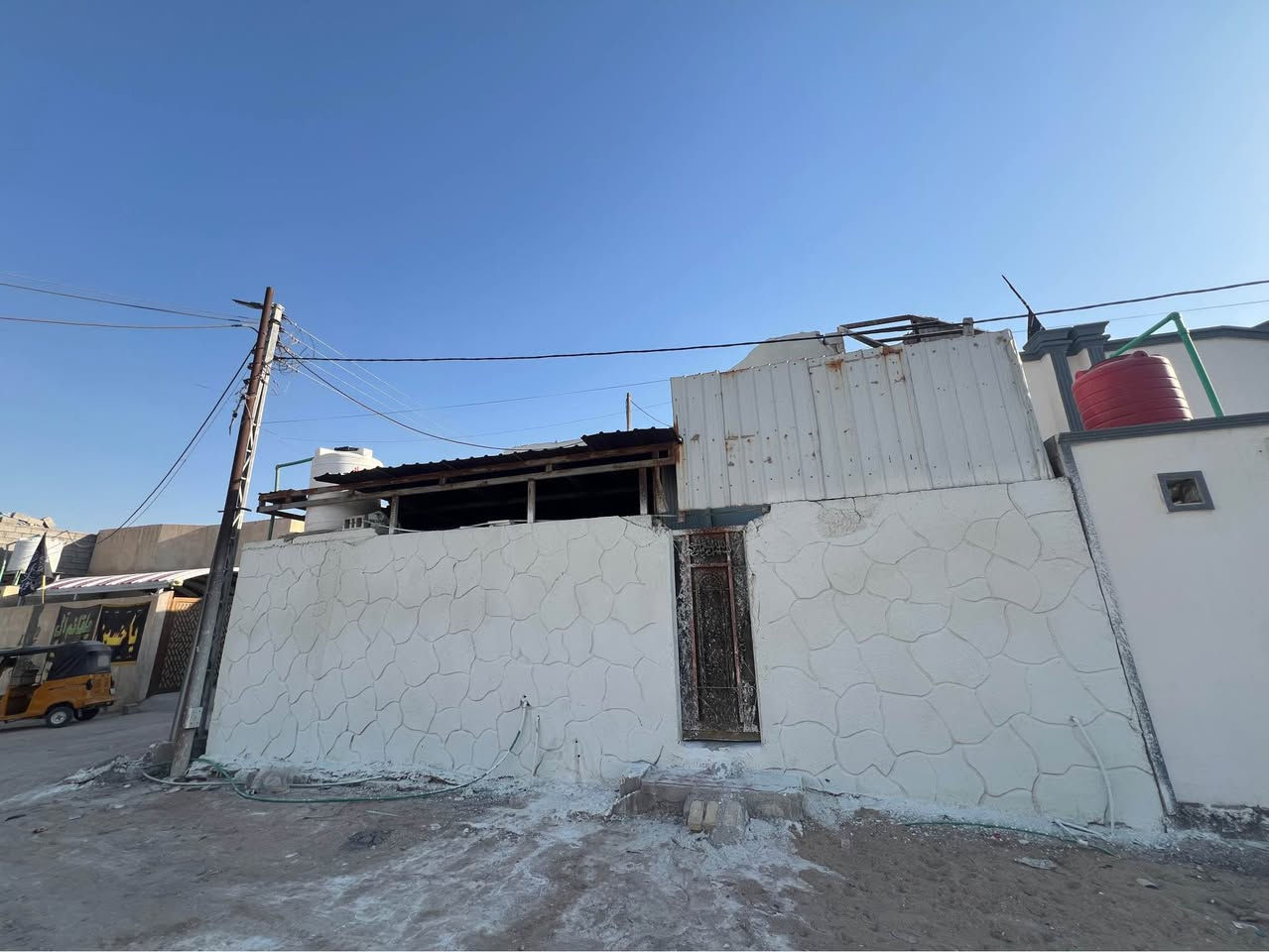 دار سكن للبيع 🏠 
#المساحة :: ٢٠٠ متر ركن 
#السعر :: ٩٠مليون وبي مجال بسيط 
طابو صرف زراعي المالك عراقي 🇮🇶
#البناء_حديث_جاهز_للسكن 💯
شط لعرب الجزيرة اليوبه قرب المدرسه 
#الخدمات :: ماء كهرباء مدارس سناتر 
منطقة سكنية والبناء فيها منظم وحديث
#طابق الثاني بي مطبخ وصحيت وغرف ٢ 
#المحتويات ::  وصحيات خارجية 
وأستقبال وصالة ومطبخ  وصالة معزولة
وموزع غرف وغرف ٤ منام وصحيات داخلية ومنور 
#خارطة_مميزة_وسعر_مناسب
……….
#للأستفسار :: ***********
مكتب عقارت المهندس البصرة, العراق
