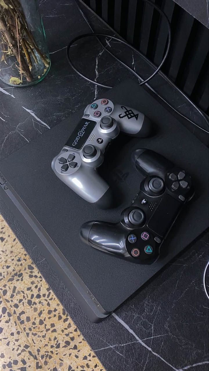 PS4
للبيع ذاكره 500
الجهاز نظيف حيل 
ولوك ستيكر 
ويا يدات 2 وحده اصليه وحده تجاريه
السعر 310 وبي مجال
عنواني كركوك 
واكو توصيل لكل المحافظات 
الرقم :***********
