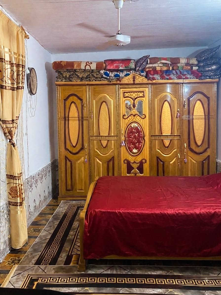 سلام عليكم  غرفه للبيع نضيفه كامله مكمله واحد محتاج سعر 350الف بس رقم  عنوان شعب جزائر***********
