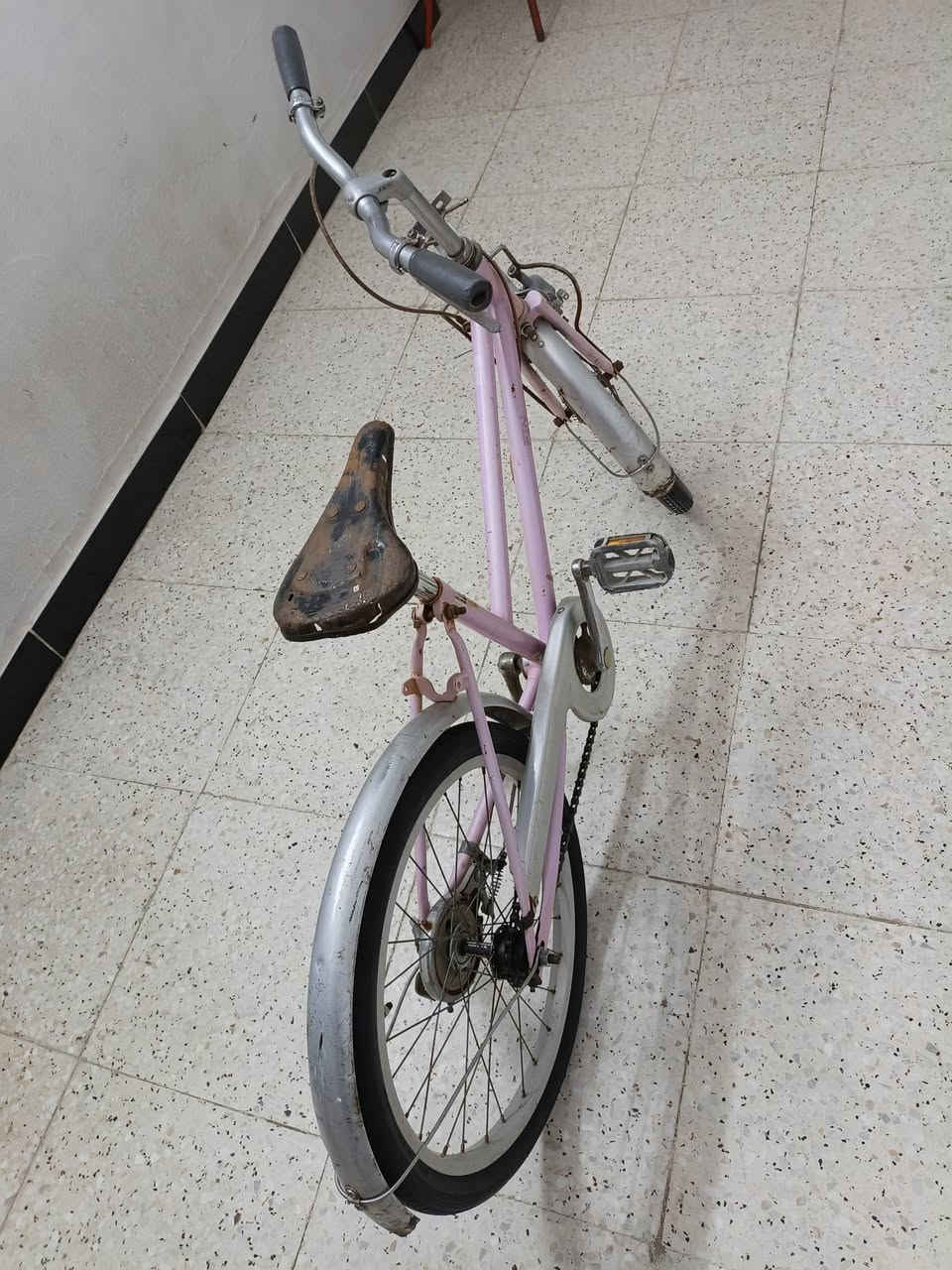 للبيع بايسكل حجم 20 جديد باله اصلي مال حاويه مستخدم قليل كامل مكمل يحمل اعمار من 4 الى 11 السعر 50 وبي مجال مكاني الكماليه شارع جامع رقمي ***********

