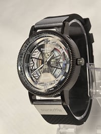 ساعة من ماركة سواجSWATCH   تحفة فنية  مكينة كوارتز  ميناء والكيس سكلتو...