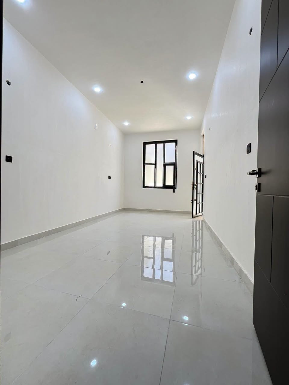 🏠دار للبيـــــــــــع

فـٓـــي حــــــي الطيـــــارة بدايـــــــة شــــــارع 25 فرعـــــــي
_________________
المساحــــــة // 118.5م #طابـــــو #زراعـــــــي #صــــــرف
الواجهـــــــــة // 6.75م
النـــــــــــــــزال // 17.5م
_________________

🧱🏗️ #الطابــــــــــــــق #الأرضـــــــــــــي
غرفــــــــــة وصالـــــــــة وهـــــــــول ومطبـــــــــخ ومجمــــــــــــع صحيــــــــــات وطارمـــــــــــة وصحيـــــــــات خارجيــــــــــة  ...
🧱🏗️ #الطابــــــــــــــق #الثانــــــــــــــــي
غرفتيـــــــــن وهــــــــــول ومجـمــــــــع صحيـــــــــات ...
_________________
____________💲
للأستفســـــــار عــــــن السعــــــــر يرجـــــــىٰ تـــــــرگ تعليـــــق (السعــــــــر) #وسيتــــــم #الـــــرد #خــــاص
____________💲
_________________
#مكتـــــــــب
          🧱🏗️  مكتب الخارطه العقاريه  🧱🏗️
#الكائـــــــــن
   في حي الطياره مجاور المدرس حسين طياره

         *********** علي الزبيدي 
_____________________________________________
