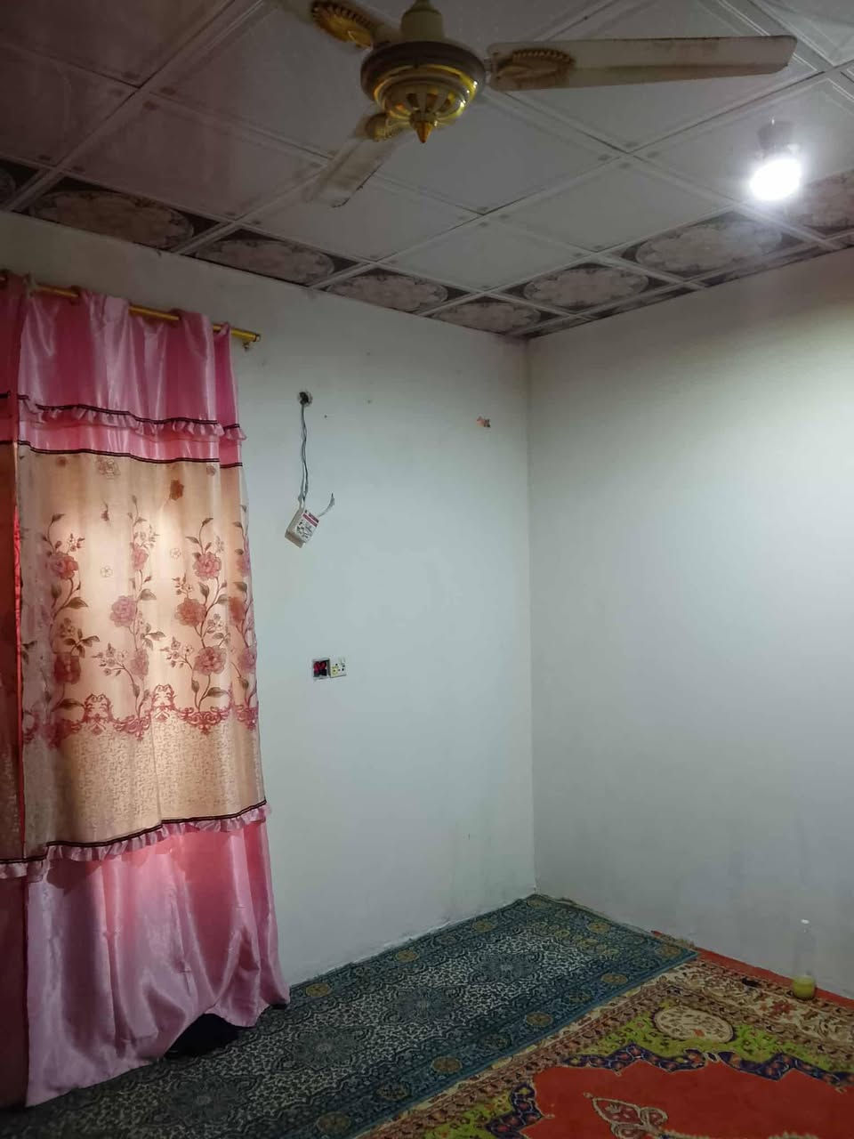 سلام عليكم دار للبيع قرمه علي ابو صخير شارع بيت الديوان مساحه 250 متر يحتوي على ثلاثه غرف وهول 35 متر وديوان 6 × 4 البيت ركن خدمات ماي ومجاري وكهرباء سعر 65وبيه مجال ستفسار *********** بي واتساب اللي يحب يتفضل
