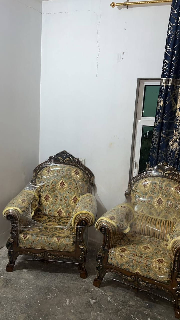 قنفات ملكيات 10مقاعد مسدخدم شي قليل  بدون طاولات مكان اربيل قوشتبه  السعر 350 رقم الموبايل ***********
