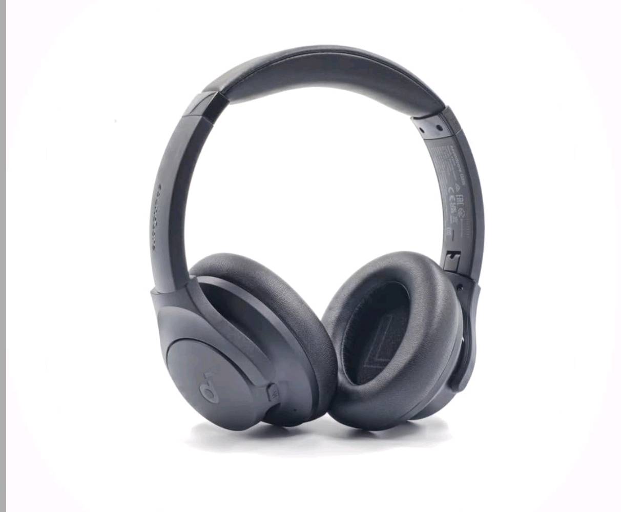1- الاداء الصوتي.

توفر سماعات الرأس Soundcore Q20i متعة صوتية بميزة تعزيز صوت الجهير بفضل محركات الصوت من التيتانيوم بحجم 40 مم والتي تعمل بانسجام مع تقنية BassUp وهي خوارزمية تعزيز الجهير ، وتقدم صوت عالي الدقة يصل إلى 40 كيلو هرتز لتقديم تجربة استماع غنية. تضمن سماعة الرأس المعتمدة بشعار Hi-Res Audio بانتاج صوتًا واضحًا وغنيا بالتفاصيل.

2- الغاء الضوضاء النشط (ANC).

تتميز سماعات الرأس Soundcore Q20i بتقنية ANC الهجينة التي تقلل الضوضاء بما يصل إلى 35 ديسيبل ، يؤدي هذا إلى تضخيم تجربة الاستماع إلى الموسيقى الخاصة بك مع التخلص من الضوضاء غير المرغوب فيها.

)3. Transpareny  ضع الشفافية

قم بالتبديل إلى وضع الشفافية للتواصل مع البيئة المحيطة بك دون إزالة سماعات الرأس القابلة للطي التي تعمل على إلغاء الضوضاء ، إذا كنت تريد بعض الهدوء، يمكنك التبديل بسهولة بين إلغاء الضوضاء والوضع العادي أيضًا.

4- عمر بطارية طويل يصل إلى 40 ساعة.

مع عمر بطارية يصل إلى 40 ساعة مع تشغيل ميزة إلغاء الضوضاء النشطة (ANC) و 60 ساعة في الوضع العادي، يمكنك التنقل بسلام دون التفكير في إعادة الشحن. شحن سريع لمدة 5 دقائق للحصول على 4 ساعات إضافية من

وقت التشغيل.

5.اتصالات مزدوجة.

يمكنك الاتصال بجهازين في وقت واحد باستخدام 5.0 Bluetooth والتبديل بينهما على الفور. سواء كنت تعمل على الكمبيوتر المحمول الخاص بك، أو كنت بحاجة إلى إجراء مكالمة هاتفية، فسيتم تشغيل الصوت تلقائيا من الجهاز الذي تريد الاستماع إليه.

-6 مكالمات هاتفية أكثر وضوحًا.

تم تجهيز سماعات الرأس Soundcore Q20i بتقنية NC للمكالمات الصوتية

وتمكنك من إجراء محادثات طبيعية سلسة وكاملة.

-7- تطبيق Soundcore

يمكنك تخصيص تجربة الاستماع الخاصة بك في تطبيق soundcore باستخدام موازن صوت قابل للتخصيص وضوضاء بيضاء للاسترخاء وغير ذلك

الكثير.

. ا8حافظ على التحكم مع أزرار سهلة الاستخدام.

تساعد مجموعة مختارة من الأزرار سهلة الاستخدام في التحكم في سماعات الرأس، مما يعني أنه يمكنك تشغيل مساراتك أو إيقافها أو تخطيها وضبط مستوى الصوت، وكل ذلك بضغطة واحدة من إصبعك.