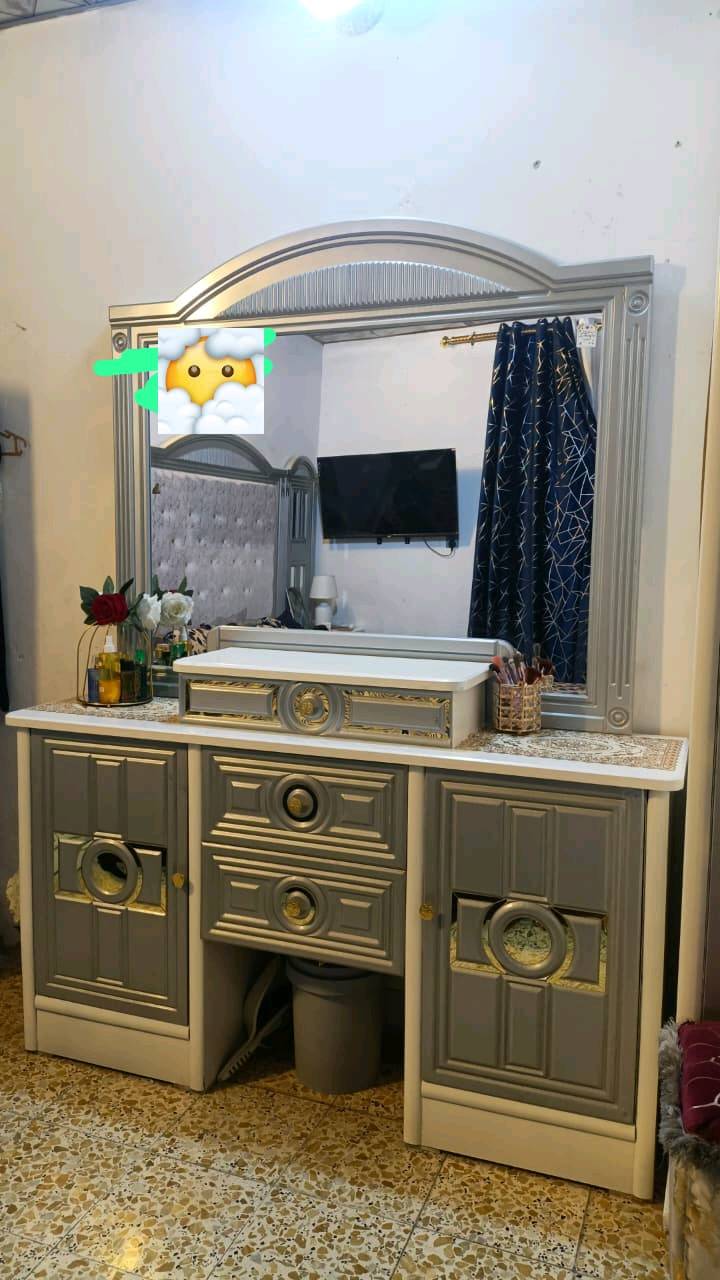 غرفه البيع عراقيه تصميم تركي  مستخدمه ست اشهر ماخذها بمليون و700 اليشتري يطيني بيها سعر وياخذها + اضافه الى جزامه