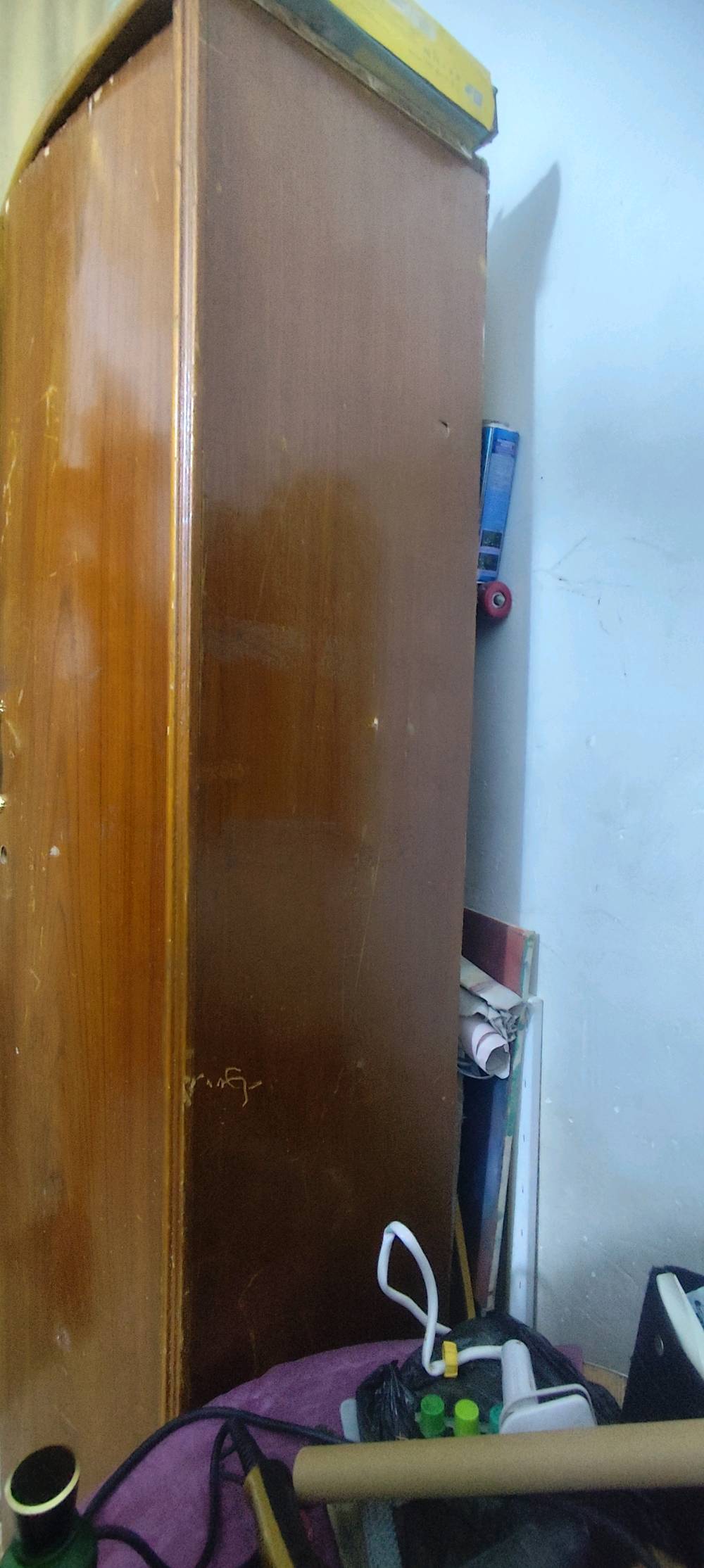 🛏️ سرير عرض 90 سم،  او نفر ونص بحالة جيدة.
🚪 كنتور خشب بابين، بحالة جيدة ومتين.
🔹 البيع سوا أو حسب الاتفاق.
💰 السعر م٧٥ للكنتور و٥٠ للسرير قابل للتفاوض للجادين.
📍 المكان: بغداد
📩 للاستفسار ***********