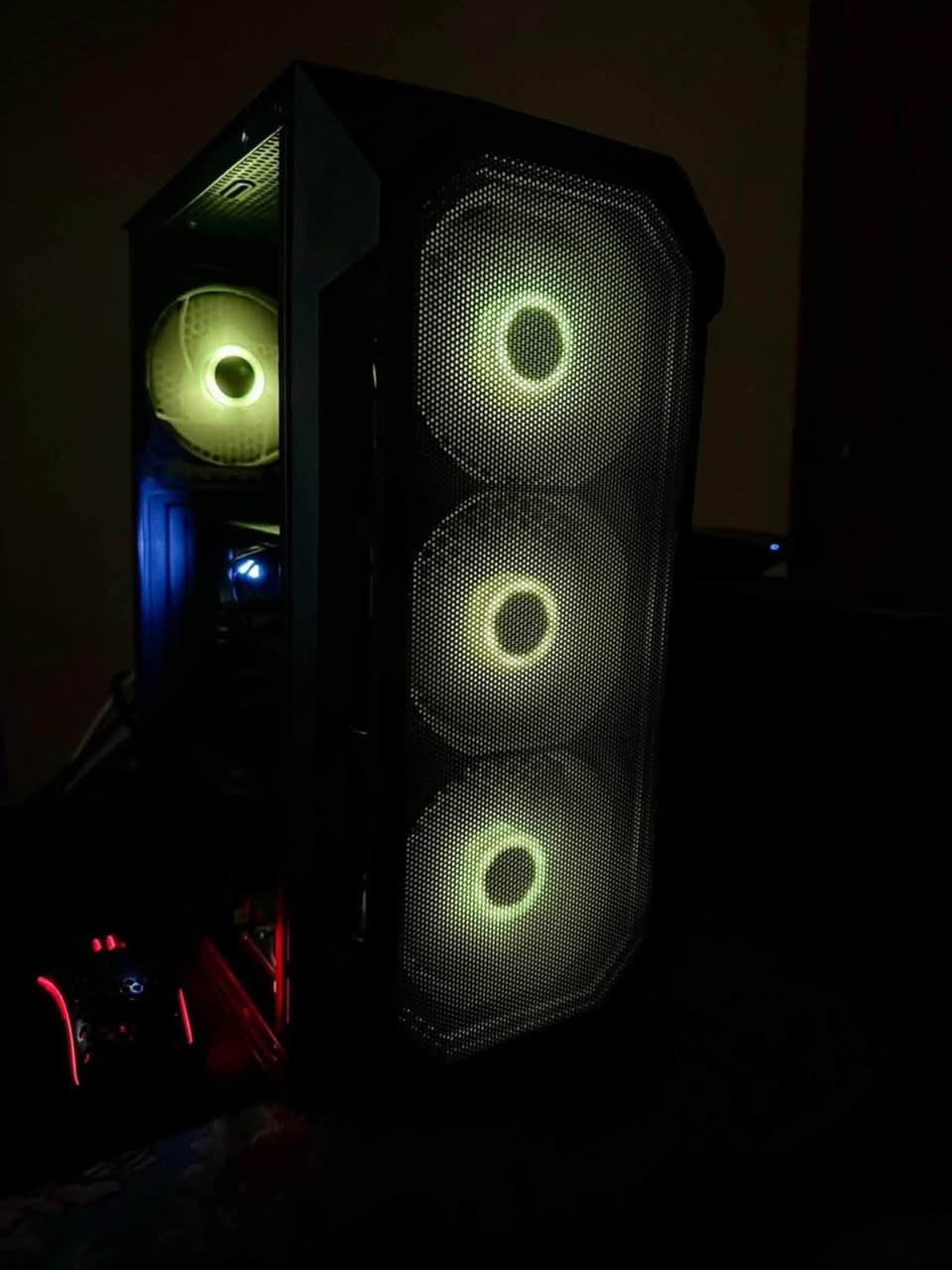 🎮 PC Gaming + كيبورد ميكانيكي وماوس للبيع – RTX 3060 12GB 🔥
تجميعة گيمنگ نظيفة ومستخدمة استخدام شخصي مع الملحقات، جاهزة للعب والشغل:
🔹 المعالج: Intel Core i5-10400F — 6 Cores / 12 Threads
🔹 كرت الشاشة: RTX 3060 12GB RGB
🔹 اللوحة: ASUS Prime H510M-WIFI — Wi-Fi + Bluetooth
🔹 الرام: 16GB (8×2) DDR4 3200MHz
🔹 التخزين: SSD 128GB + HDD 1TB
🔹 البور: 650W
🔹 المبرد: DeepCool هوائي
🔹 الكيس: Aura Gaming + 4 مراوح RGB بأكثر من 10 أنماط إضاءة (ملاحظة: مروحة أمامية وحدة متوقفة اضاتها تشتغل لاكن ما تفتر فقط وحده )
🎁 الملحقات الطرفية وياها:
⌨️ الكيبورد: كيبورد ميكانيكي (Redragon) إضاءة واستجابة سريعة
🖱️ الماوس: ماوس گيمنگ احترافي دقيق
🖱️ الماوس باد: متضمنة مع الملحقات
✅ الجهاز والملحقات شغالين تمام ومابيهم أي مشكلة واداه مذكور بالذكاء الاصطناعي كامل ويا صور تكدر تكلب براحتك 🤷🏻‍♂️🔥
💰 السعر: ( 950 الف كامله 🔒 )
📍 المكان: البصرة
📩 للتواصل: خاص او عً واتساب ***********

