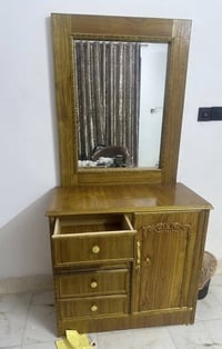 ميز مراية جديد ونظيف كلش السعر ١٢٥ وبي مجال بغداد الشعب للاستفسار 0771...