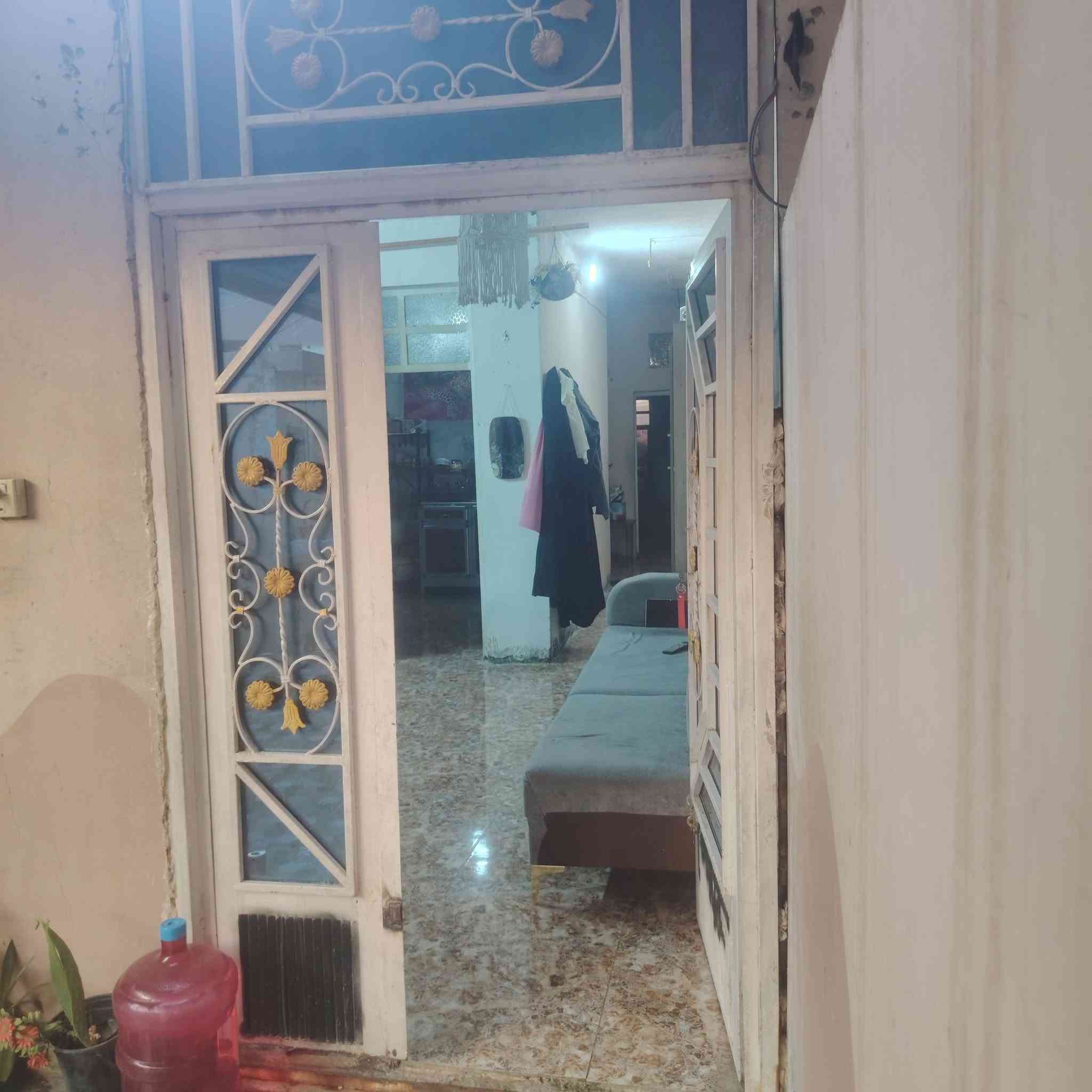سلام عليكم بيت مساحه 120 ب شفته مجاور مدرسه الصمعي
قرب مخبز ستطبول يتكون طابق ثاني ستقبال 3×4.  غرفه نوم3×3 وراها منور 1ونص×7 . مطبخ 2×1.5. ممر من الاستقبال على الغرفة 1.50 × 6 حمام 1×2.0
***********
***********
