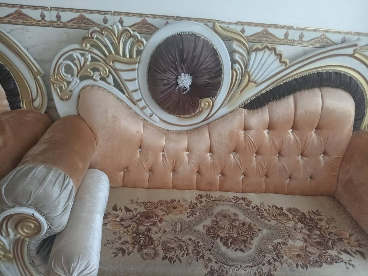 السلام عليكم عندي تخم للبيع10مقعد 5 قطع رقم الهاتف :***********

