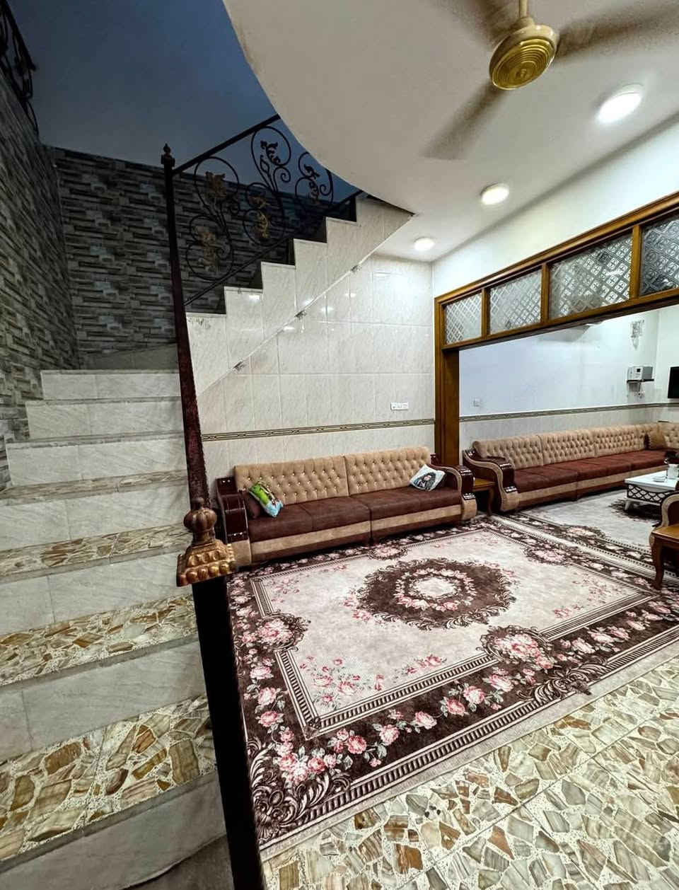 دار (( للبيع )) النجف الأشرف
(( حي ميسان )) 
         (( طابو صرف )) 
--------------------------------------------------------------------------
المساحة  ((   100 متر   )) 
السعر ((150 مليون  وبي مجال  ))
قطاع      ((      22        )) 
شارع 12 متر. تبليط 
--------------------------------------------------------------------------
يتكون من  : طابقين
          ((الطابق  الإول )) 
استقبال + صالة + مطبخ + غرفة + صحيات عدد (2)
          ((الطابق الثاني )) 
صالة + (2) غرف + صحيات 
--------------------------------------------------------------------------
           (( ملاحظة )) 
البناء صب كونكريت مسلح
و طابوق نهروان
بناء جناي  
--------------------------------------------------------------------------
للاستفسار الاتصال على الرقم 
التالي (( أو )) الاتصال على الواتساب
***********
موقع البيت
 الشارع المقابيل سوق المخضر 
 -------------------------------------------------------------------
