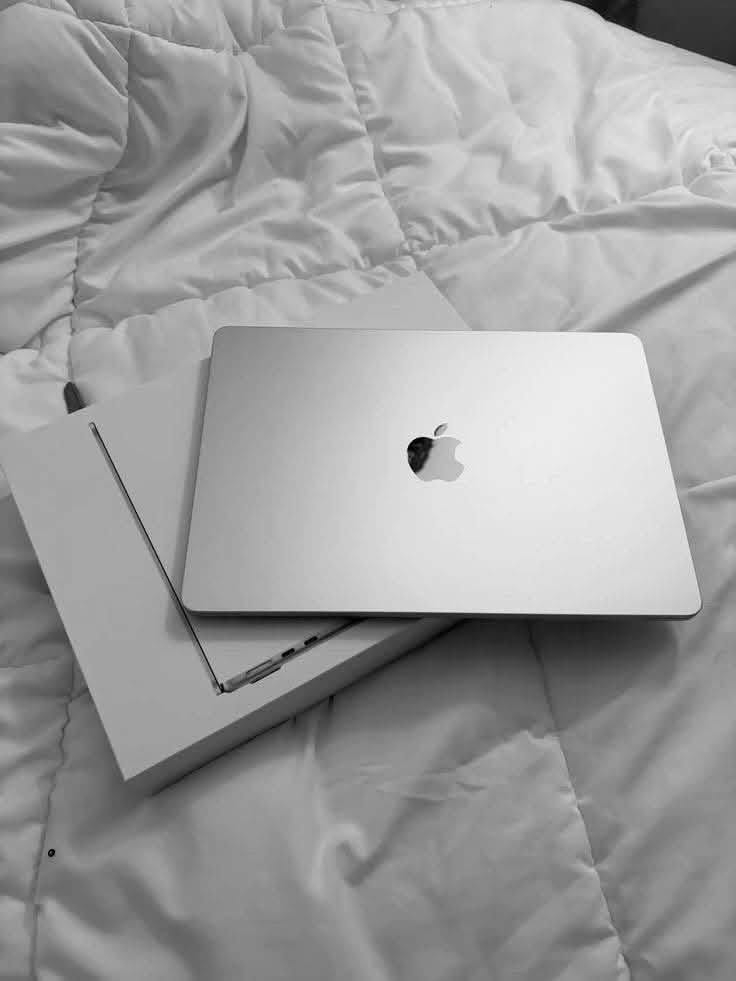 السلام عليكم، للبيع ماك بوك برو 14 إنش بأحدث معالج Apple M4، جهاز بحالة الجديد تماماً ومخصص للأعمال الثقيلة، البرمجة، والمونتاج.

🔹 المواصفات:
• المعالج: Apple M4 (10-Core CPU / 10-Core GPU)
• الذاكرة العشوائية (RAM): 16GB Unified Memory
• السعة التخزينية (SSD): 512GB Ultra-Fast
• الشاشة: 14.2-inch Liquid Retina XDR (ProMotion 120Hz)
• اللون: فضي (Silver)
• المنافذ: 3x Thunderbolt 4 / HDMI / SDXC Card / MagSafe 3

🔹 حالة الجهاز:
• نسبة صحة البطارية: 100% (حالة عادية - زيرو مثل ما موضح بالصورة).
• النظافة: أخو الجديد تماماً بدون أي شخط أو أثر استخدام.
• الملحقات: كارتون الجهاز الأصلي + الشاحن الأصلي 70W + 
كيبل MagSafe 3 الأصلي.

 السعر: 2,050,000 عراقي - قابل للتفاوض البسيط للجادين.
📍 المكان: [بغداد]
📞 للتواصل: ***********
