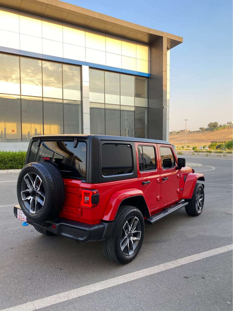 🔥 Jeep Wrangler 4xe Sport S 2024 🔥
كلين تايتل من دعامي للدعامي ب شرط بدون صبغ 🔥
🚙 موديل 2024
⚡ 4xe Hybrid – هايبرد
🛠️ محرك 2.0 تيربو – 4 سلندر
💪 قوة النظام تصل إلى 375 حصان
⚙️ گير أوتوماتيك
4️⃣ دفع رباعي 4×4
📍 اللون: أحمر
⭐ فئة Sport S 4xe

✨ مواصفات وتجهيزات:
• شاشة ونظام ترفيه
• شاشة كبيرة 
• كاميرا خلفية
• تحكم بالمقود
• مثبت سرعة
• تشغيل عن بُعد
• كراسي أمامية مدفأة
• دركسون مدفأ
• دخول وتشغيل بدون مفتاح
• نظام مراقبة النقطة العمياء
• حساسات اصطفاف خلفية
• نظام صوت Alpine
• سقف هارد توب أسود 3 قطع

سيارة كلين تايتل من دعامي للدعامي ب شرط 
موديل حديث شاشة كبيرة مكفولة كفالة عامة لون مميز 
ماشية ٢٧ الف ميل تقريباً 
مكفولة من گير محرك كهربائيات ب شرط 
سعرها بلاششش بلاشش
298$ ورقـــة و بيها مجال 🔥🔥
للأستفسار اتصل على هذا الرقم 
كورك-واتساب 
*********** سميل, دهوك
