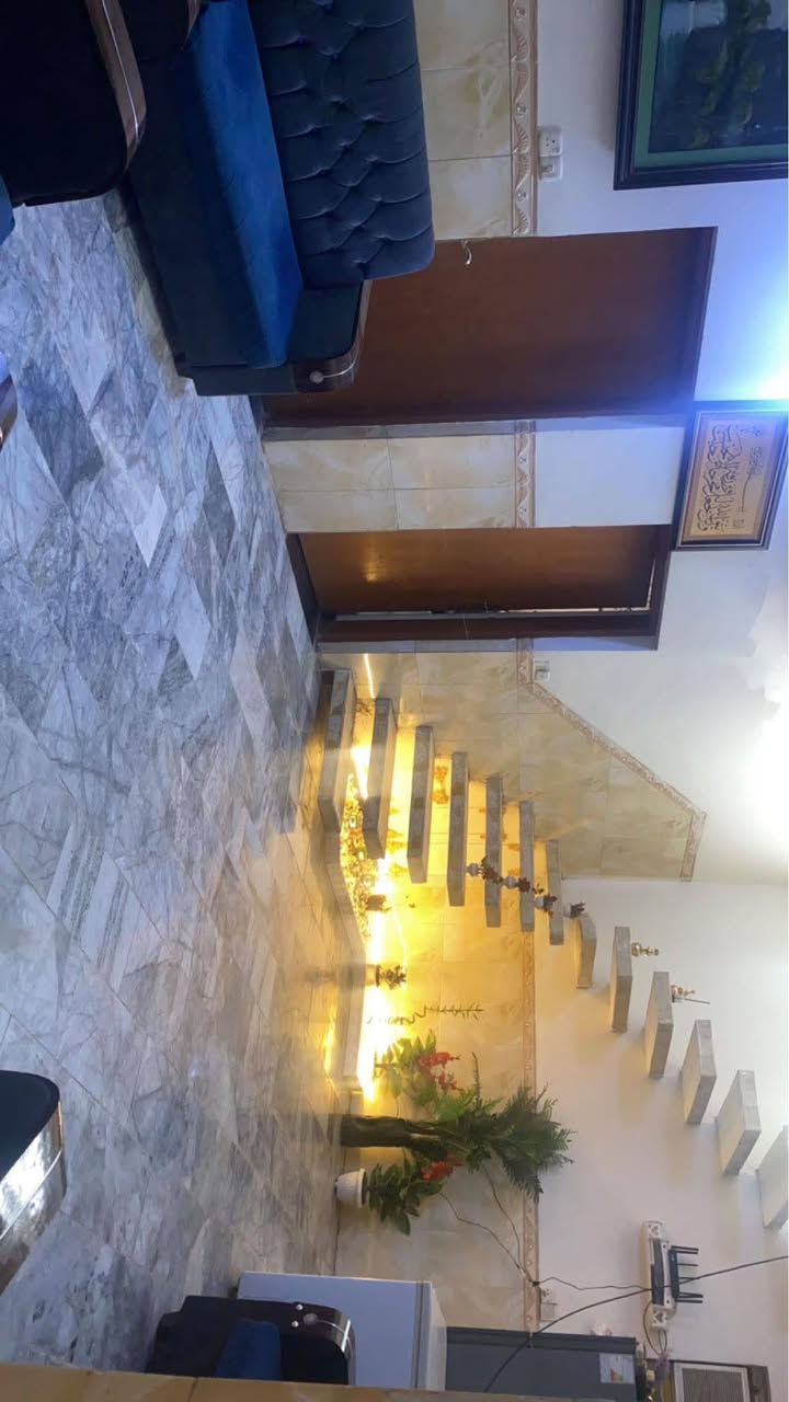السلام عليكم  
بيت للبيع المساحه 300 واجهيه البيت 14 ونزال٢٣ونص يحتوي على غرف عدد2 كبار  وصاله ومطبخ حار ومطبخ بارد وترك داير البيت وحمام عدد٣ وكراج وحديقه ومحل ومخزن 
 قريب ع شارع 5 كيلو  كافه الخدمات موجوده للاستفسار اتصال (***********) 
واتساب (***********)
