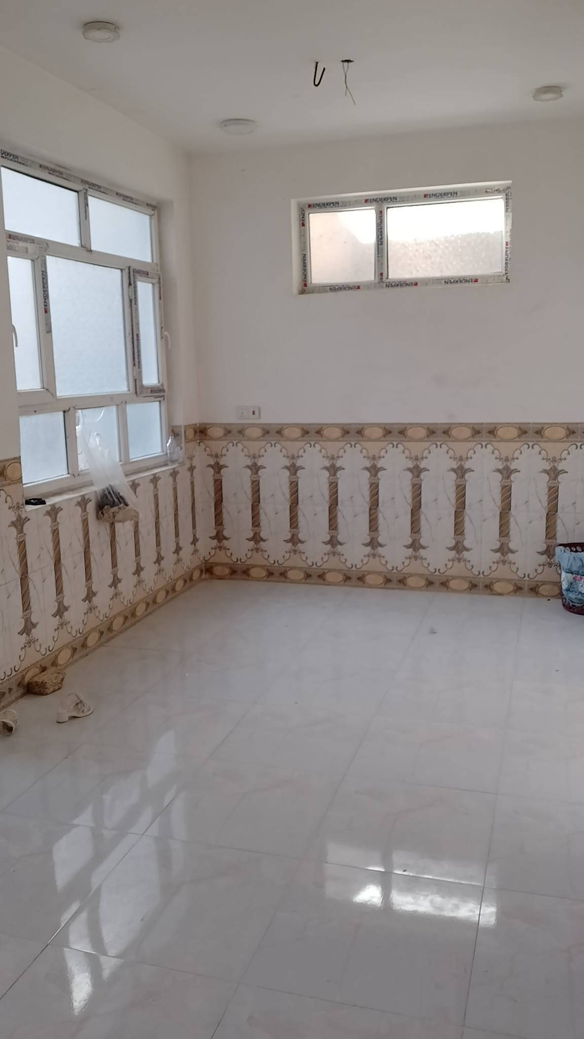 بيت للبيع المساحة 160 متر طابو صرف طابقين يحتوي على ثلاث غرف نوم وصالات عدد 2 واستقبال ومطبخ وصحيات عدد 3 الموقع القاسم شارع المركز الرحمانيه أول فرع على جهة اليمين للاستفسار الاتصال على الرقم ***********
