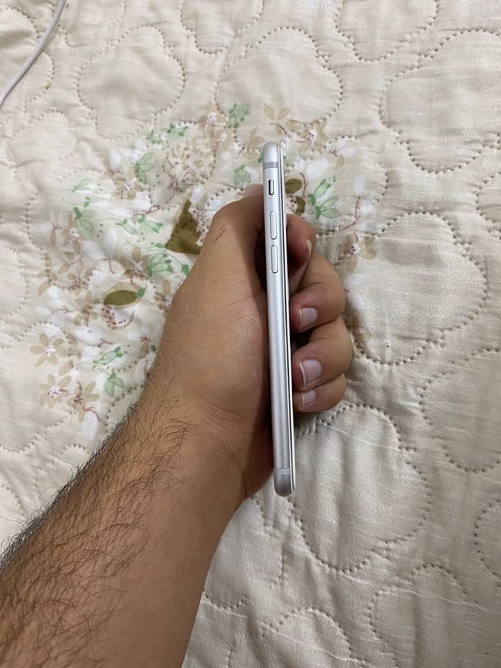 ايفون ٧ بطاريه ٧٢ جهاز بلادي وضع الشركه نضافه شخط مابي  سعر ٨٠.
*********** واتساب
