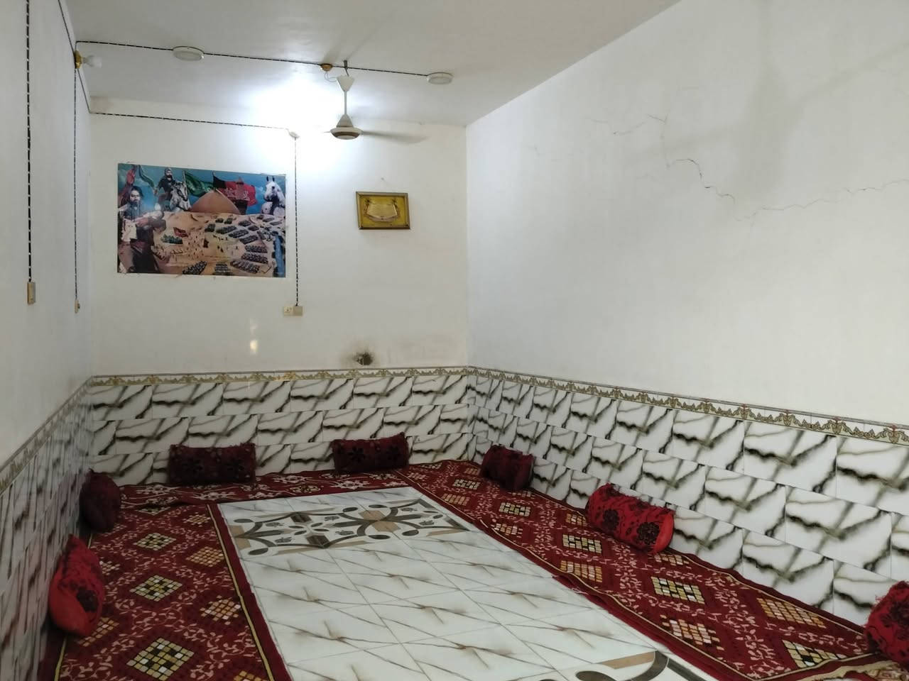 السلام عليكم
بيت للبيع المساحه 270زراعي بناء طابوق 
قرب جسر بني كعب الحولي الجديد 
يحتوي على غرفتين ومطبخ وصاله واستقبال وصحيات 
السعر 65 وبي مجال 
هاتف ***********
