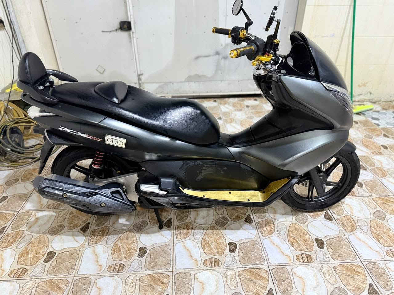 جيل اول PCX رمبه 
تزويد فول اصلي 
مكينه ١٥٠ ياباني
عداد المشي ١١ الف  ونص
الدراجه كله على الابلاد اي نقص مابيه 
السعر اتصل واني بالخدمه
***********
مكانه ديالى بعقوبة
