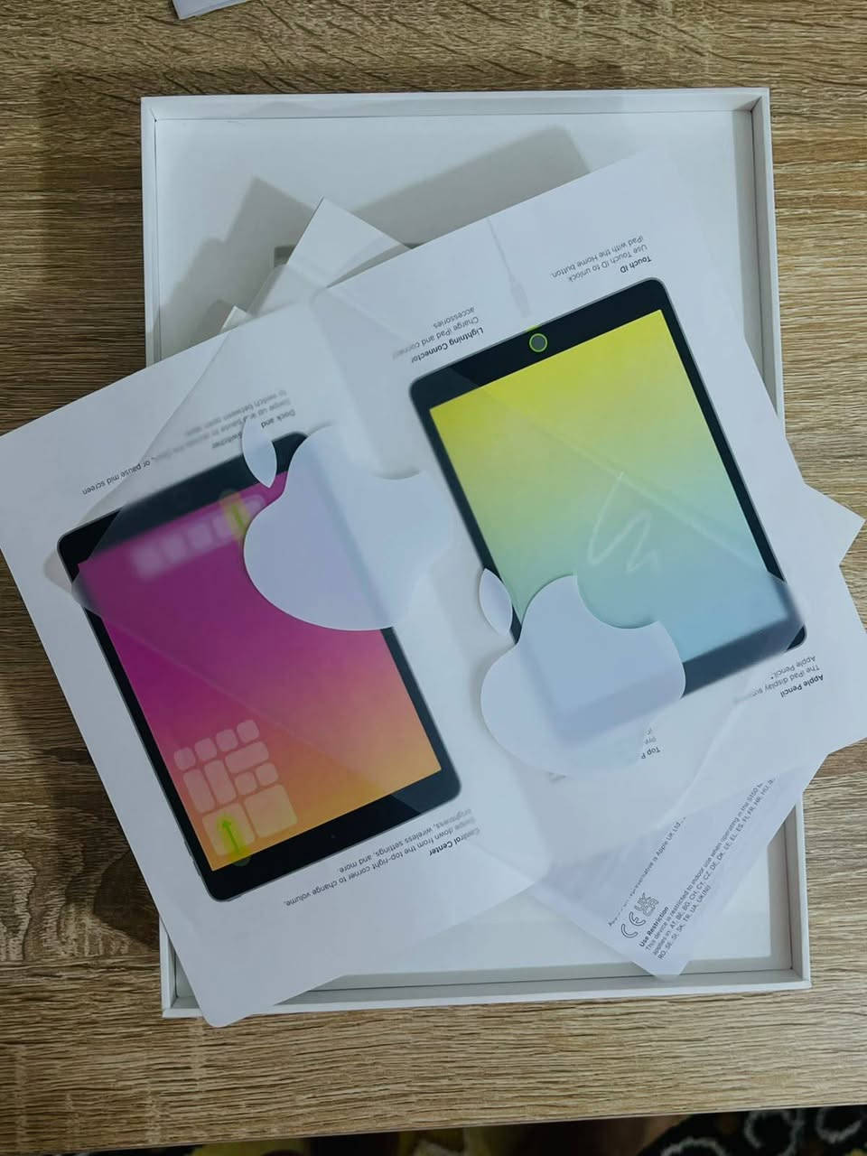 📱 للبيع: iPad (9th Gen) بحالة ممتازة (شلع قلع)
جهاز نظيف جداً ("أخو الجديد") ومستعمل بشكل خفيف للدراسة فقط، غير مفتوح ولا مصلح نهائياً وبكامل ملحقاته وكارتونه.
⚙️ المواصفات الأساسية:
 الموديل: iPad الجيل التاسع (Wi-Fi).
 الذاكرة واللون: 64 جيجابايت - رمادي فلكي (Space Gray).
 المعالج: A13 Bionic (سريع جداً للدراسة والألعاب).
 الشاشة والأمان: شاشة Retina مريحة للعين مع بصمة إصبع (Touch ID) شغالة 100%.
🎁 الملحقات المتكاملة (البيع وجبة واحدة):
1. قلم ذكي احترافي: من شركة MOMAX (شحن USB-C، بطارية تدوم 12 ساعة، مع حافظة جلدية فخمة).
2. الشاحن الأصلي: الكيبل الأصلي مع الرأس الثلاثي (UK).
3. كفر حماية ذكي: لون أسود يحمي الجهاز ويعمل كستاند للدراسة والمشاهدة.
4. لاصق حماية للشاشة: مثبت مسبقاً لحماية الشاشة.
5. العلبة الأصلية: مع كامل ملصقات أبل والكتيبات.
💰 السعر والتوصيل:
 السعر: 325 ألف دينار عراقي (قابل للتفاوض البسيط).
 الموقع: كربلاء المقدسة.
 التوصيل: متوفر خدمة توصيل سريعة لباب البيت لكافة محافظات العراق.
📞 للتواصل والاستفسار:
 للاتصال المباشر: *********** 📱
 للتواصل عبر الواتساب: *********** 💬
