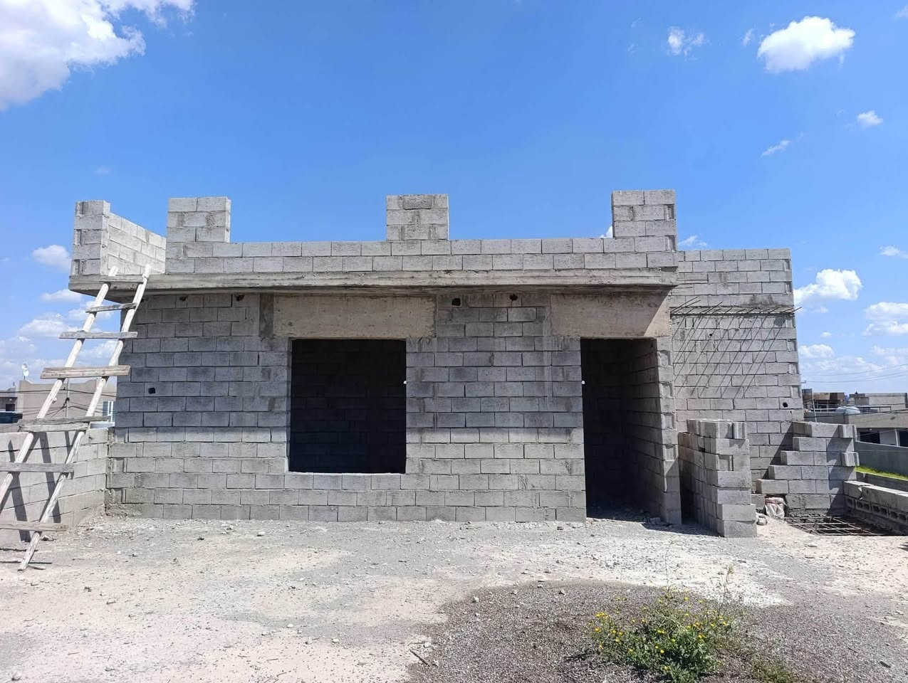 🏡 هيكل للبيع – طابقين 🏡

📍 الموقع: كركوك – ناحية ليلان – منطقة العصرية
مقابل مشروع الماء، مقابل المدرسة، وقريب من السوق.

📐 المساحة: 330 م²
🛣️ الواجهة: فرع عريض بعرض 15 متر.

🏯 الطابق الأول

✅ غرفتا نوم (5×5 م) مع حمام داخلي لكل غرفة.
✅ هول واسع مع مطبخ.
✅ غرفة استقبال كبيرة (7×6 م).
✅ كراج سيارة.
✅ حديقة.

🏛️ الطابق الثاني

✅ غرفتا نوم (5×5 م) مع حمام داخلي لكل غرفة.
✅ صحيات.
✅ هول صغير.

📞 للاستفسار والتواصل (واتساب):
***********

🏢 مكتب جمال والتطوير العقاري

📍 فروعنا

🏢 الفرع الأول: كركوك – شورجة – مقابل حفتة بازار.
🏢 الفرع الثاني: كركوك – شوراو ٢ – شارع الفراعنة – مقابل حديقة به بوله.

📢 يمكنكم إرسال عقاراتكم للإعلان عنها مجاناً على صفحة داركوك.

يرجى إرسال:
📌 العنوان الكامل للعقار.
🏡 صور واضحة للعقار.
