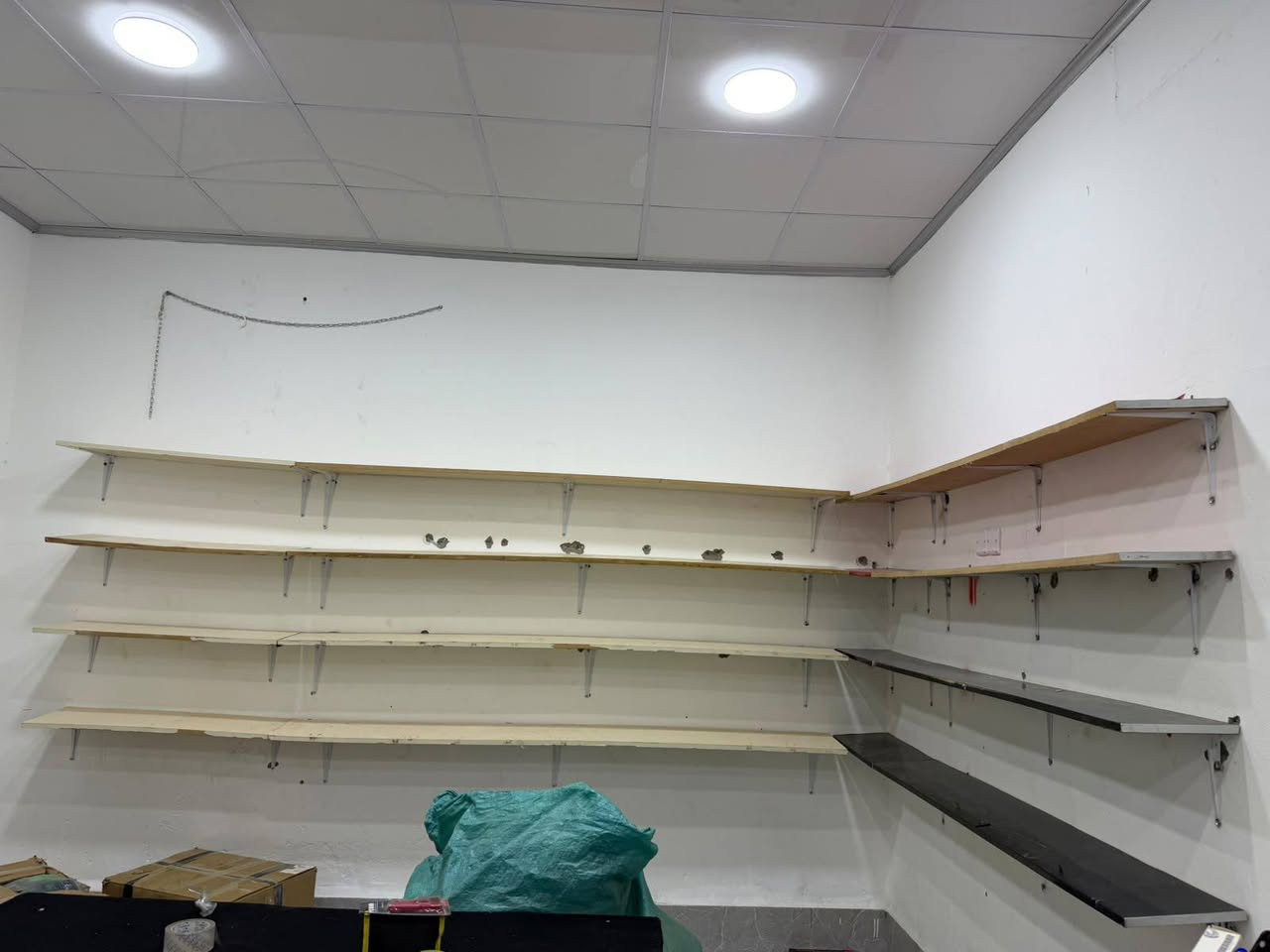 سلام وعلیکم رەفەی دوکان  بو فروشتن لە گەل 12 زنجیری 120 سانتیم هەرکەسیک ویستی تلفون بکات ***********
