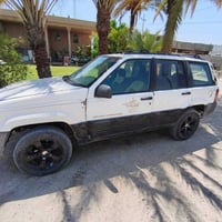 للبيع جيب شيروكي 1998 كير ومحرك خير من الله شغاله وجاهزه 07827400560