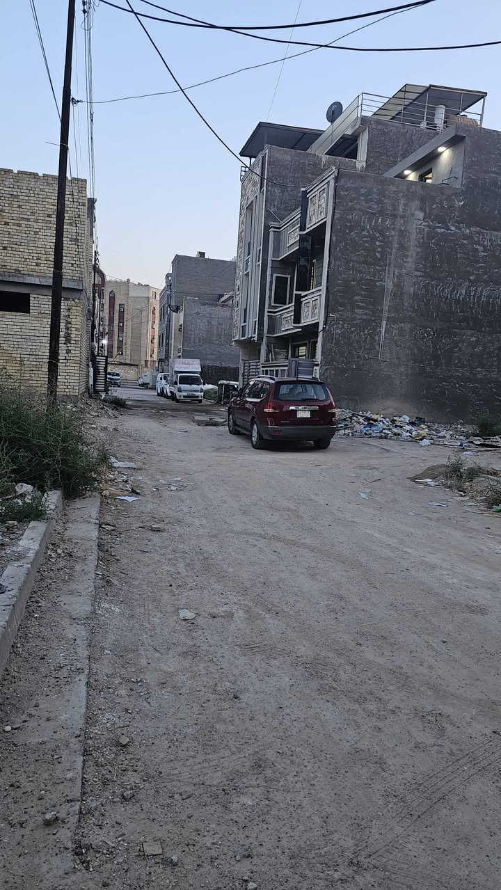 دار للبيع زراعي طابو باسمي انذار من كاتب عدل
المساحه ٥٠ م  واقع حال ٥٦ م 
طرمه صاله مطبخ حار بارد  خدمات 
الطابق الثاني  غرفة نومه وحلي وبالكونه 
الثالث بيتونه  
ارضيه سيرامك هندي درجه اولي 
تاسيس سبالت بكل اجزاء البيت 
درج المنيوم جام 
الحمام  غربيه دفن 
تاسيس كامرات وستلايت 
بنكات ساحبات واير سحب تانكي 
جاهز للسكن 
ماي ٢٤ ساعه مجاري كهرباء 
مكان سبع ابكار شارع كلية التربيه الاساسيه  اول فرع  قريب ع شارع 
السعر ١٤٢ مليون قفل من الاخير   
اتصال صاحب العقار  
***********
