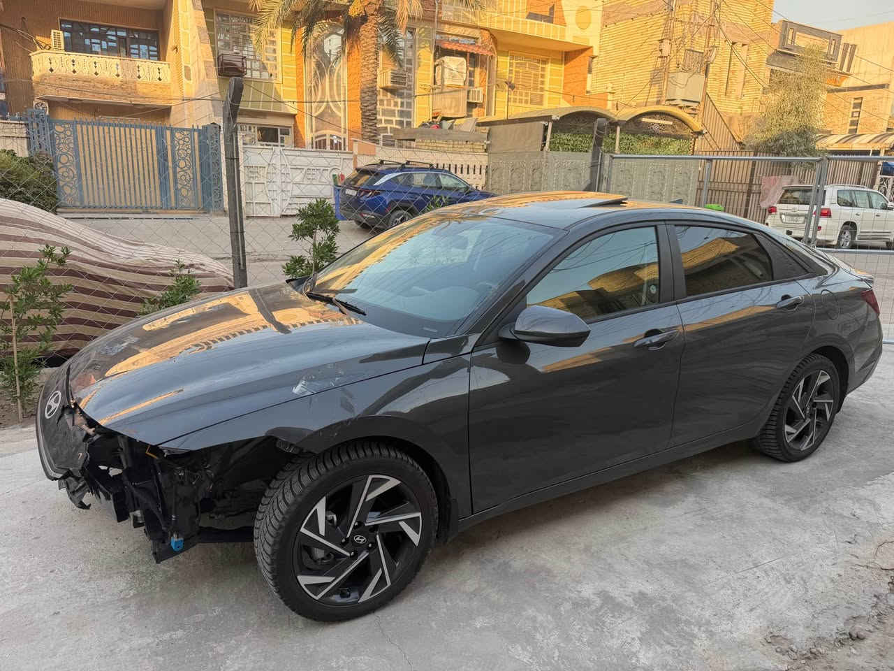 النترا 2024 اللون اسمنتي  دخول جديد محرك 2000 دوش فول مواصفات منفيست بأسمي ماشيه 9 الاف فقط حادثها موضح بالصور مواصفاتها ( فتحه _ بصمه _ تشغيل عن بعد _ شاشه ديجتال _ كاميرا خلفيه دواره _ رادارات امامي وخلفي وجانبي _ تبريد منفصل مناخين _ فول تحكمات بالستيرن _ درايڤ مود _ وباقي المواصفات المعروفه ) 
((( للبيع فقط اعتذر عن المرواس بيع فقط بدون مراوس على هذا الوضع بدون لوحات ))) 
السعر : 126$ وبيها مجال 
العنوان : بغداد 
*********** بغداد, العراق
