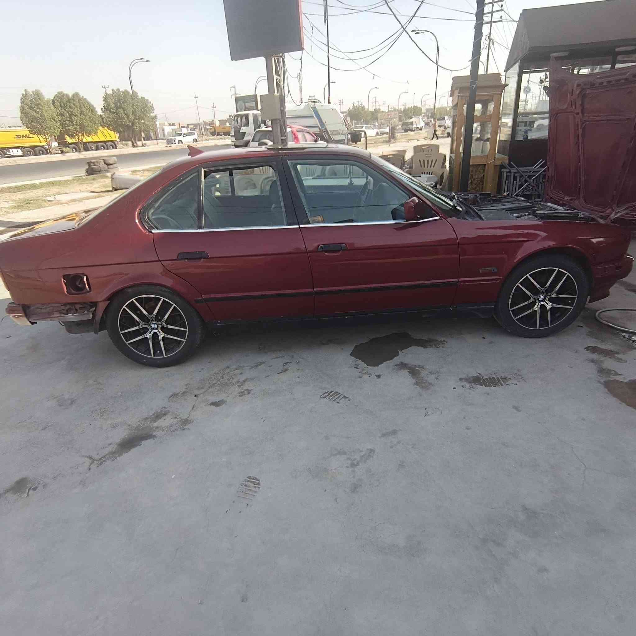 BMW موديل ٩١ أصل 
حجم 525 
 رقم إنكليزي  
سياره باسمي 
كير اوتماتيك كير جديد
مصبوغه عام 

مكينه بيها تبخير قليل
زوج تايرات جدد 
مروحه حماوه 535 
 سعر 47 وبيها مجال
***********
***********
